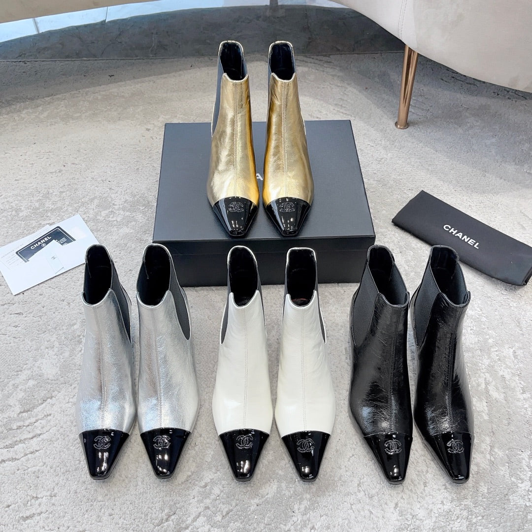 Новинка сезона ?Ранняя осень 2023? от Chanel — ботильоны ?Челси? на низком каблуке — серебристые.