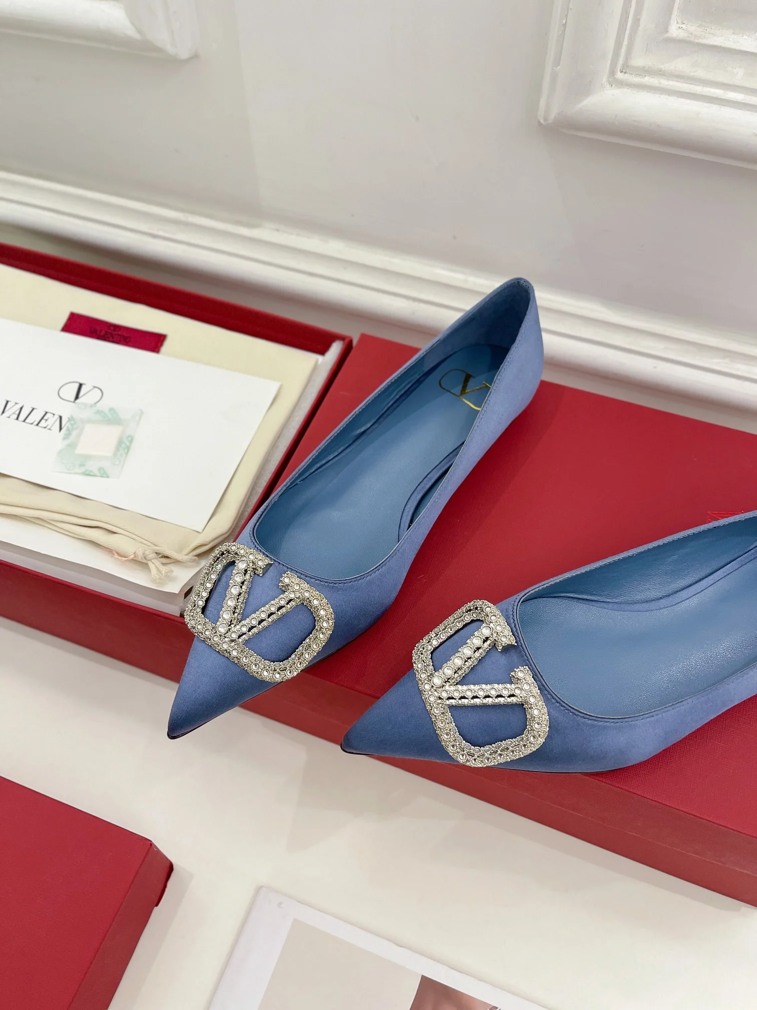 Новинка лета 2023 от Valentino - Коллекция Roman Stud - Туфли на высоком каблуке с бриллиантовой пряжкой - 5 см - Светло-голубые