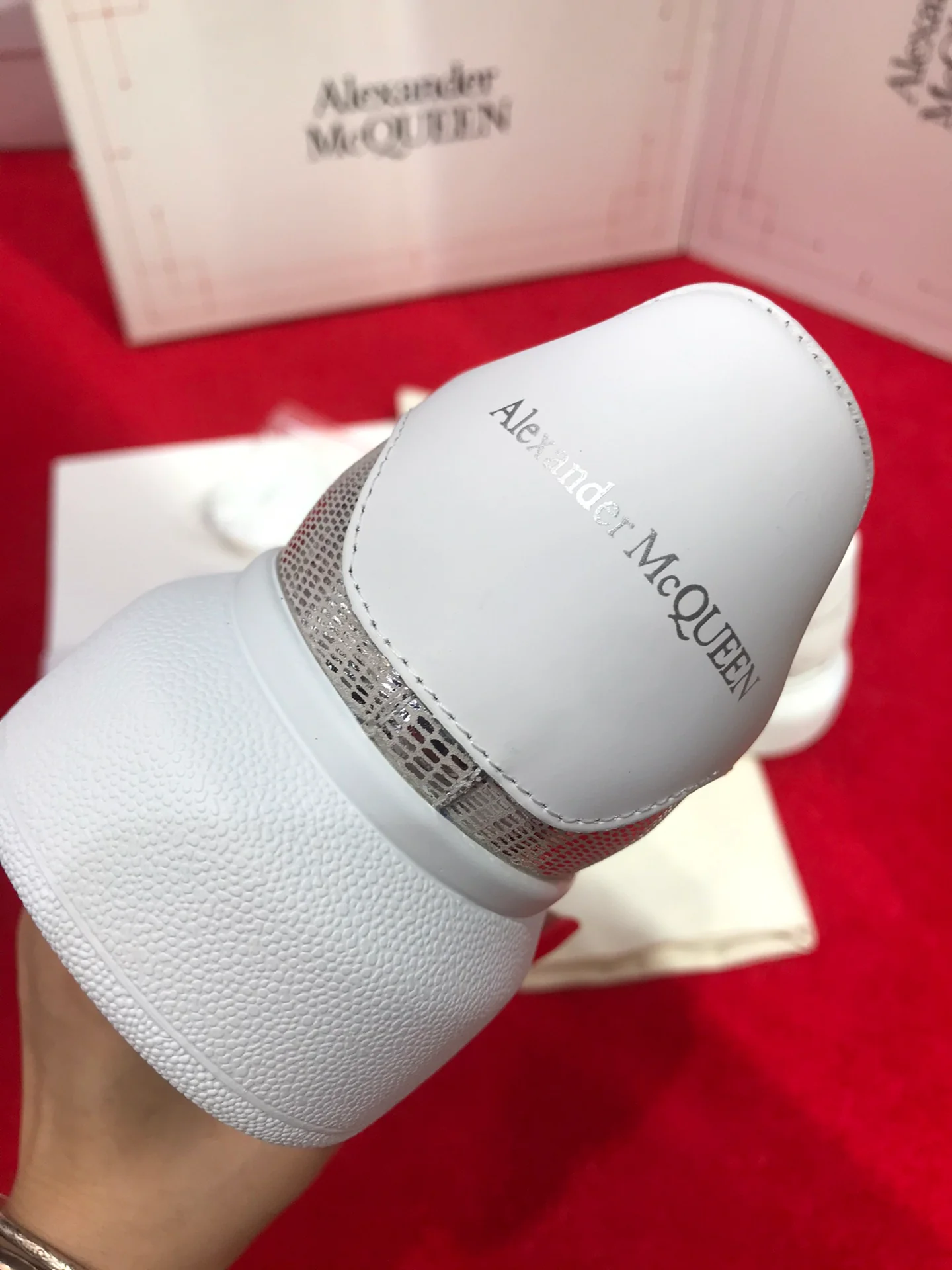 Классические белые кроссовки McQueen - полностью серебристые - с белой отделкой.