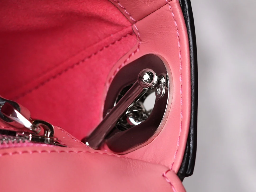 Миниатюрная сумка Gucci Petite GG на цепочке - розовая.