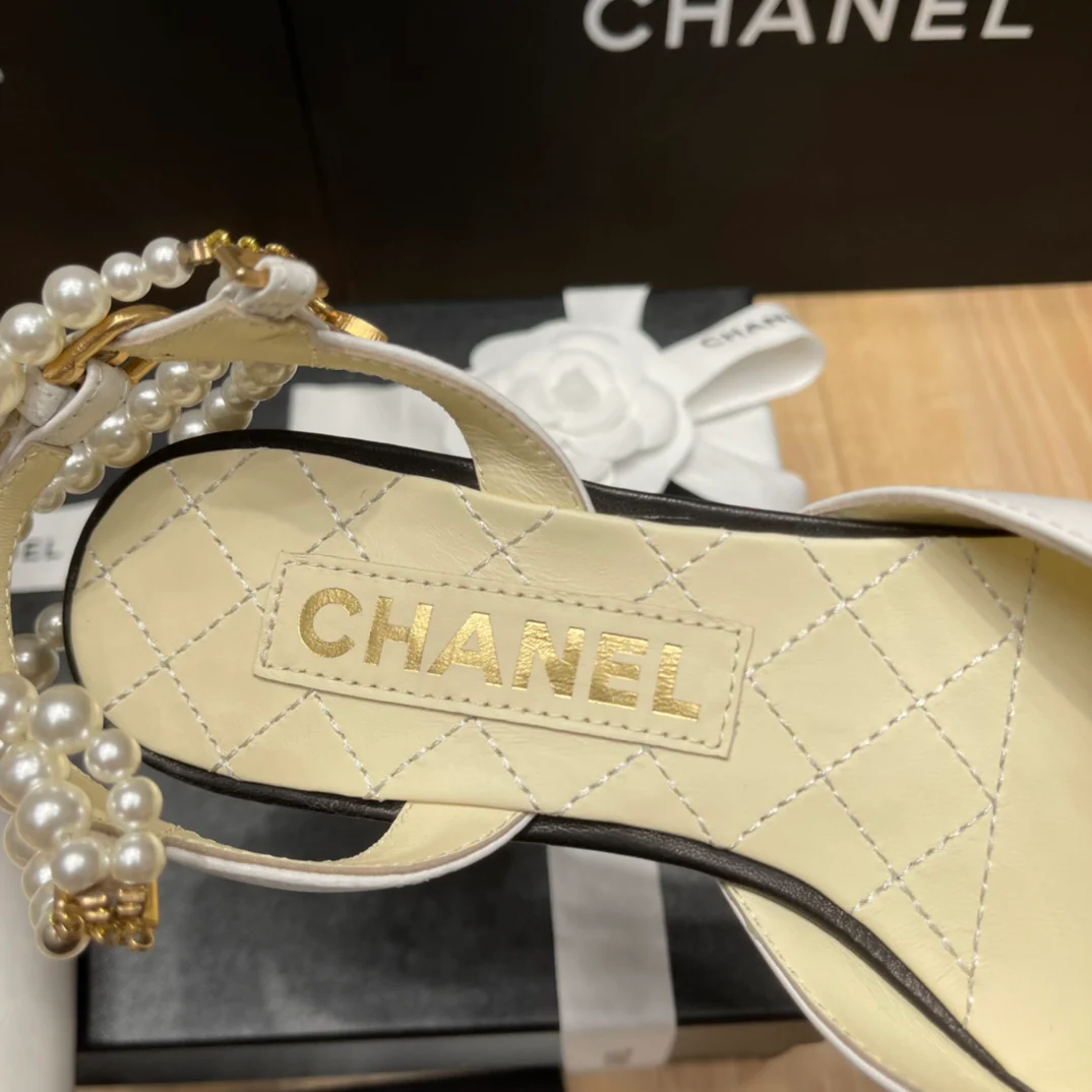 Chanel - Белые жемчужные сандалии