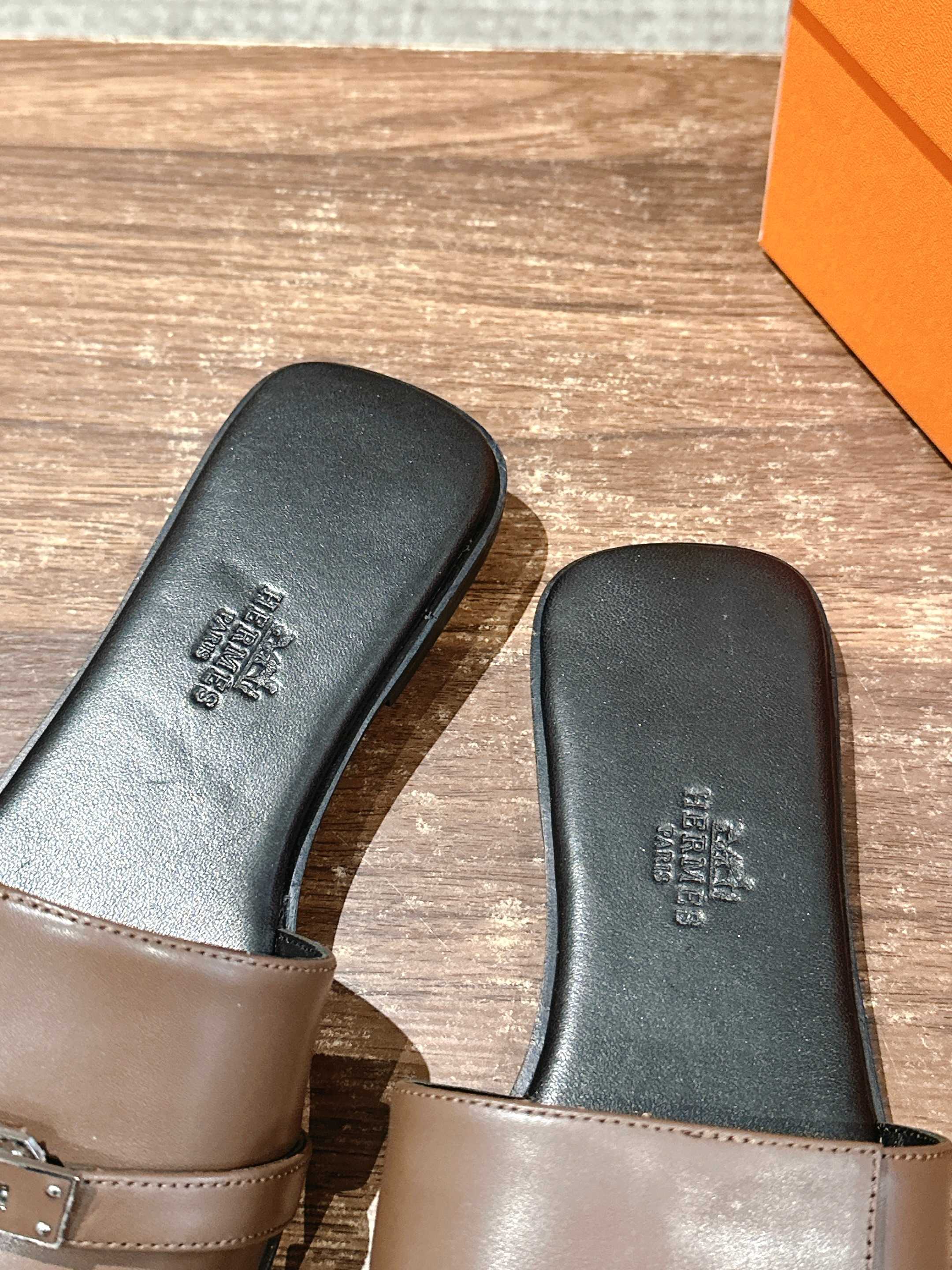 Сандалии Hermes Kelly с пряжкой, черные.