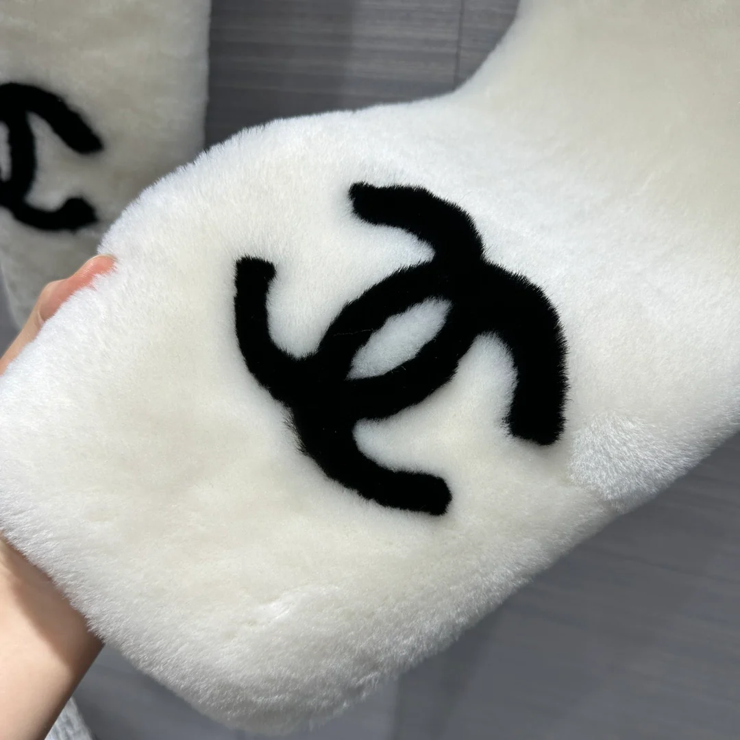 Новый шарф Chanel Double C из коллекции осень/зима 2023 — белый.