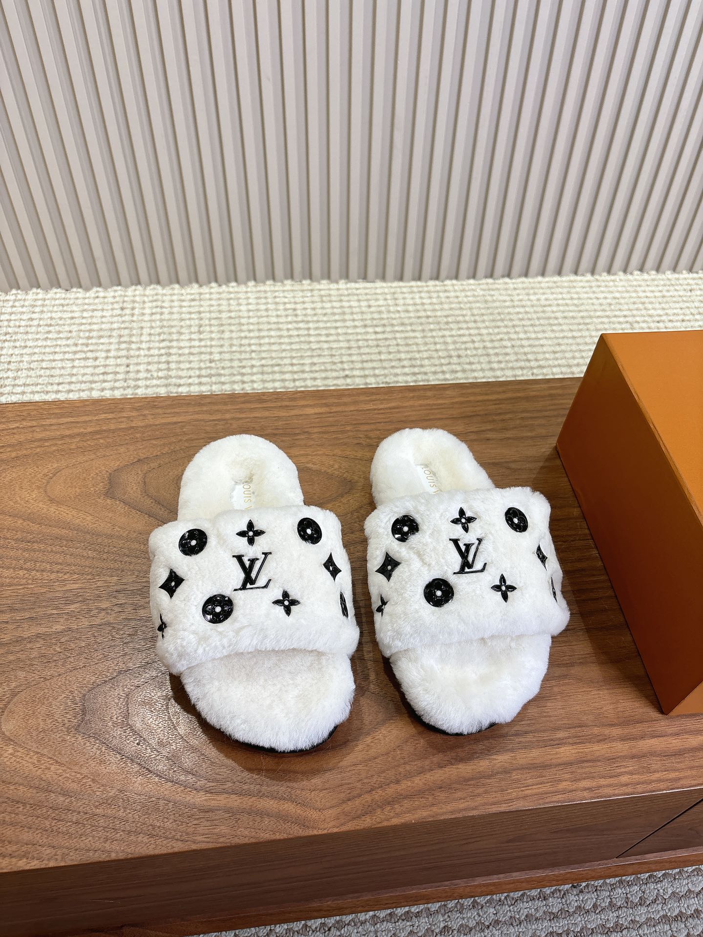 LV-2024 Шерстяные тапочки - Белые - 1