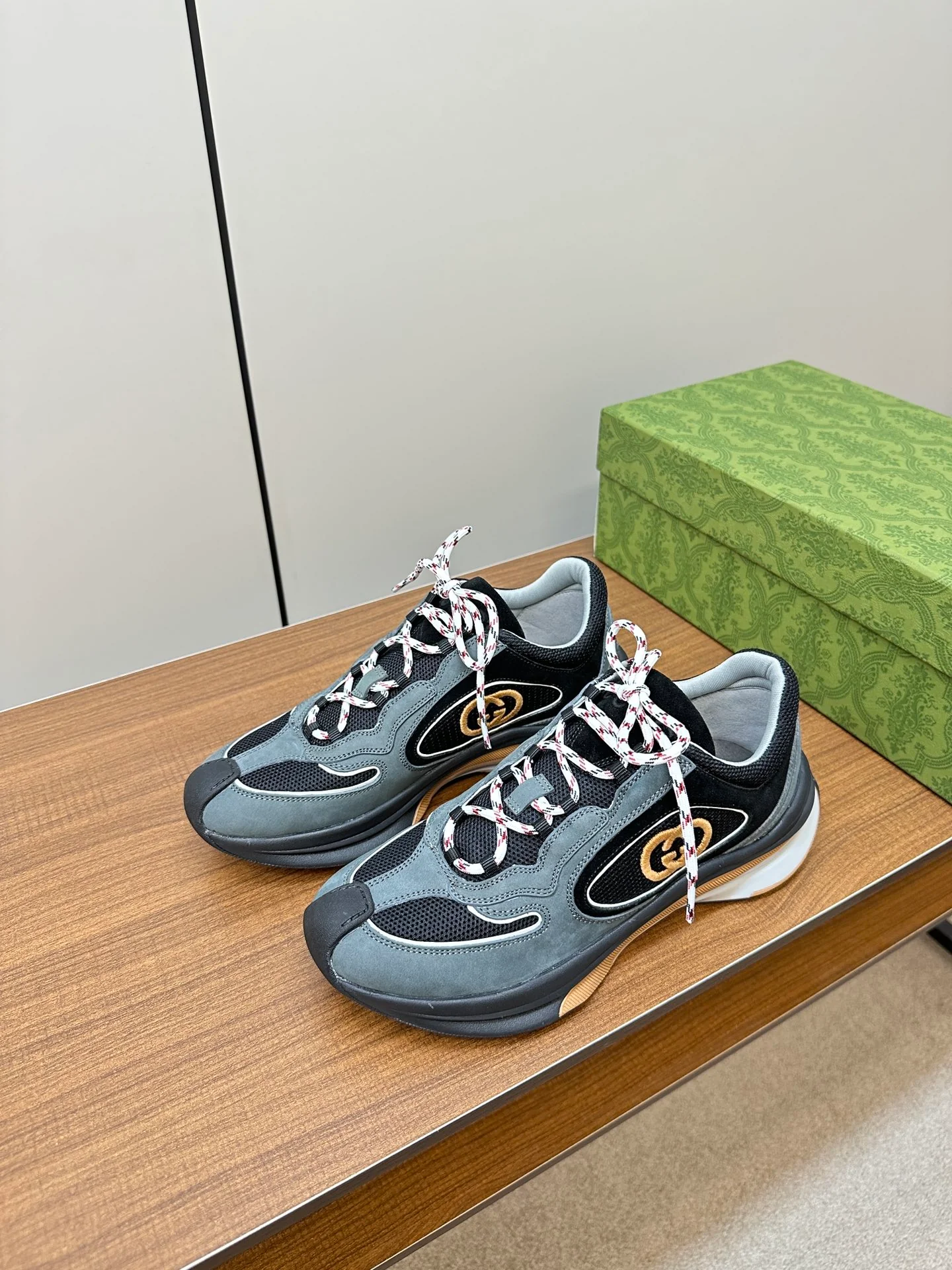 Новинка осенне-зимней коллекции Gucci 2023 — Однотонные вязаные кроссовки — Унисекс — Серо-голубые