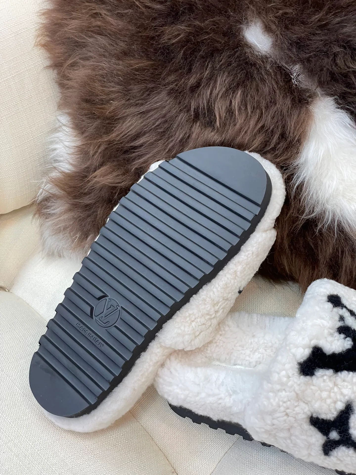 LV - Новые шерстяные тапочки из коллекции осень/зима 2022