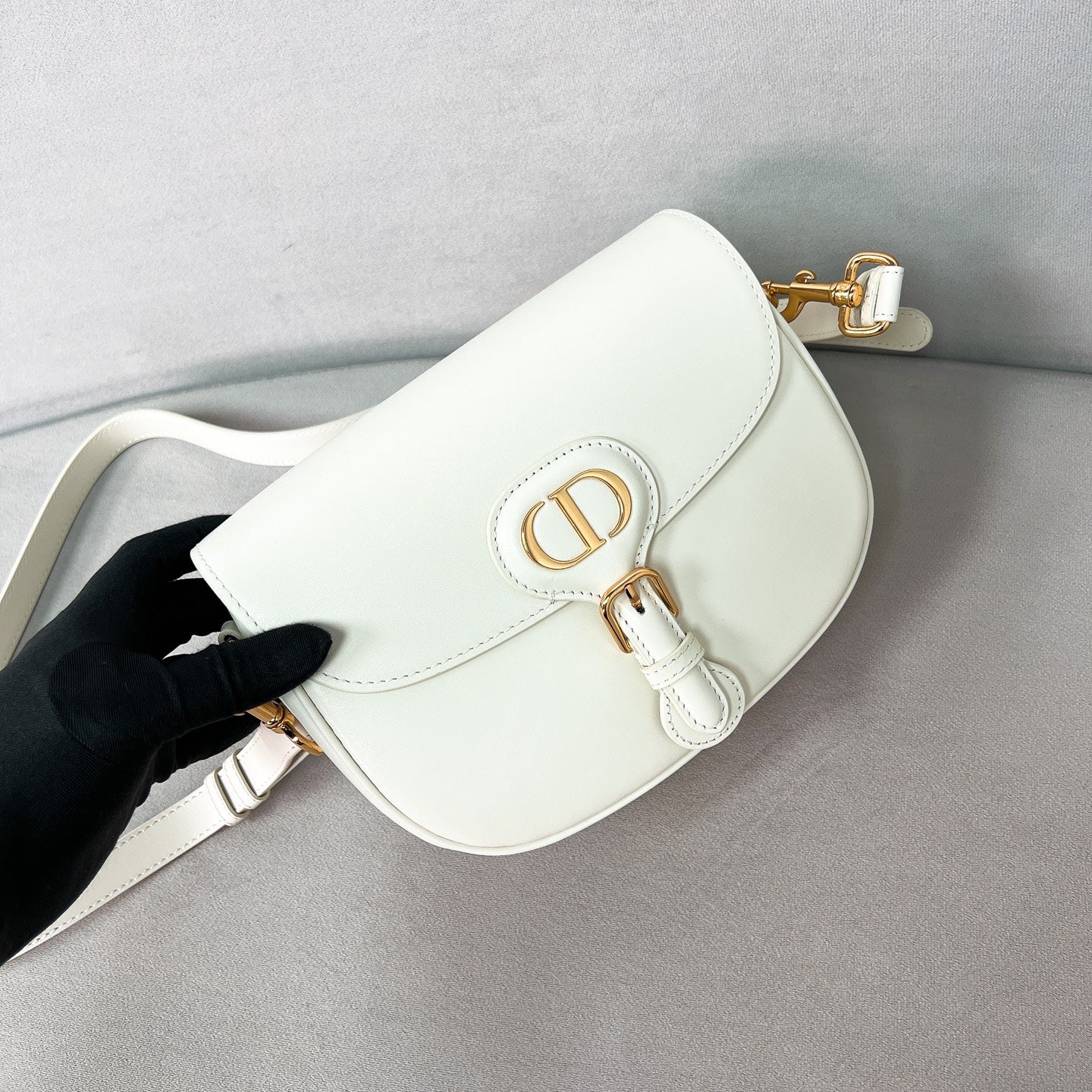 Сумка Dior Bobby Saddle Bag, средний размер, белая.