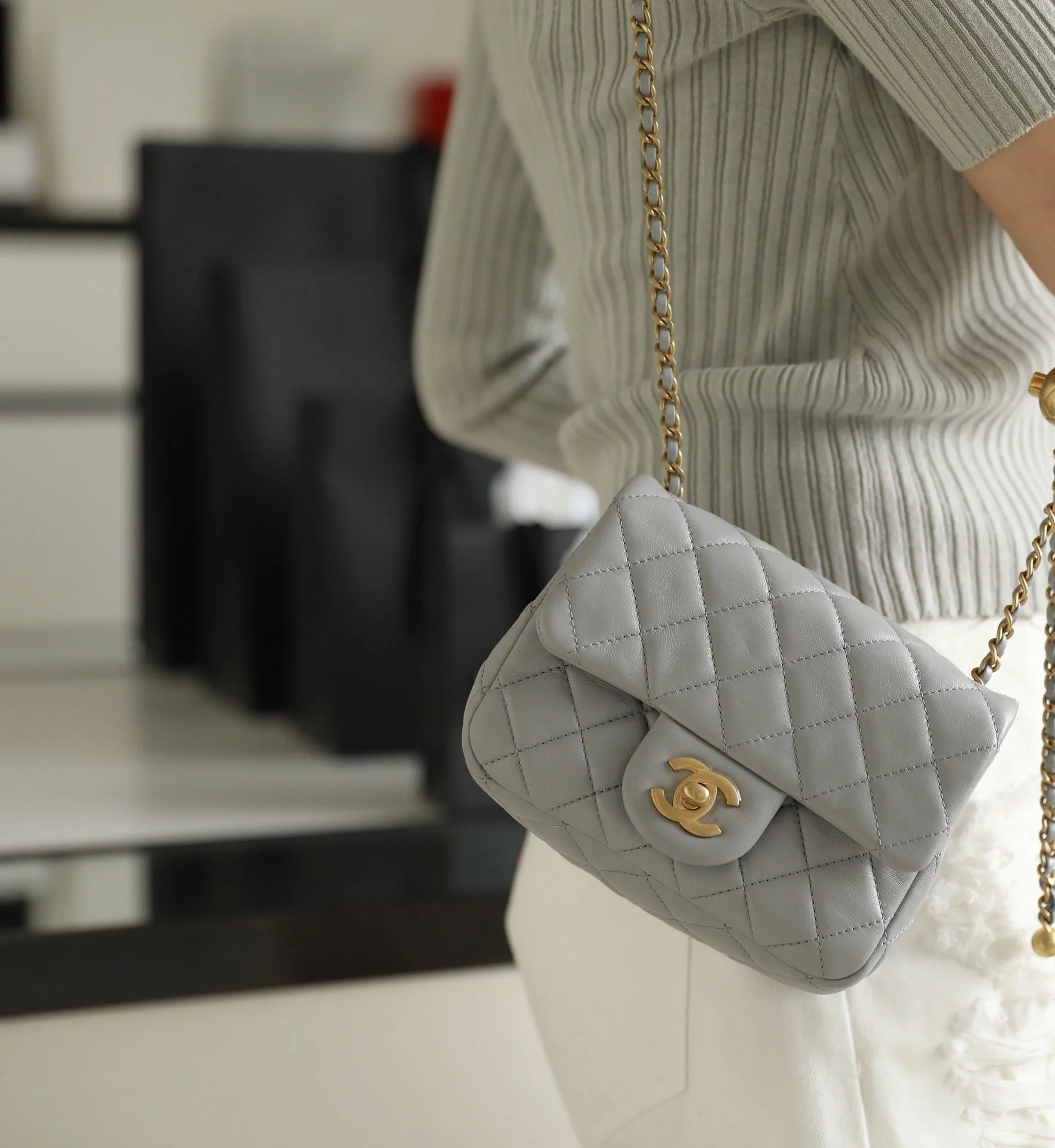 Сумка Chanel Gold Globe Square Fat Flap Bag - серая.