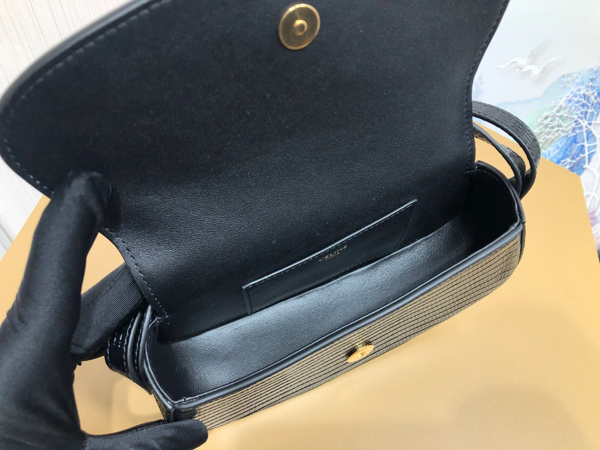 Мини-клатч Celine Tabou с замком, черный, из тисненой коровьей кожи с рисунком под ящерицу.