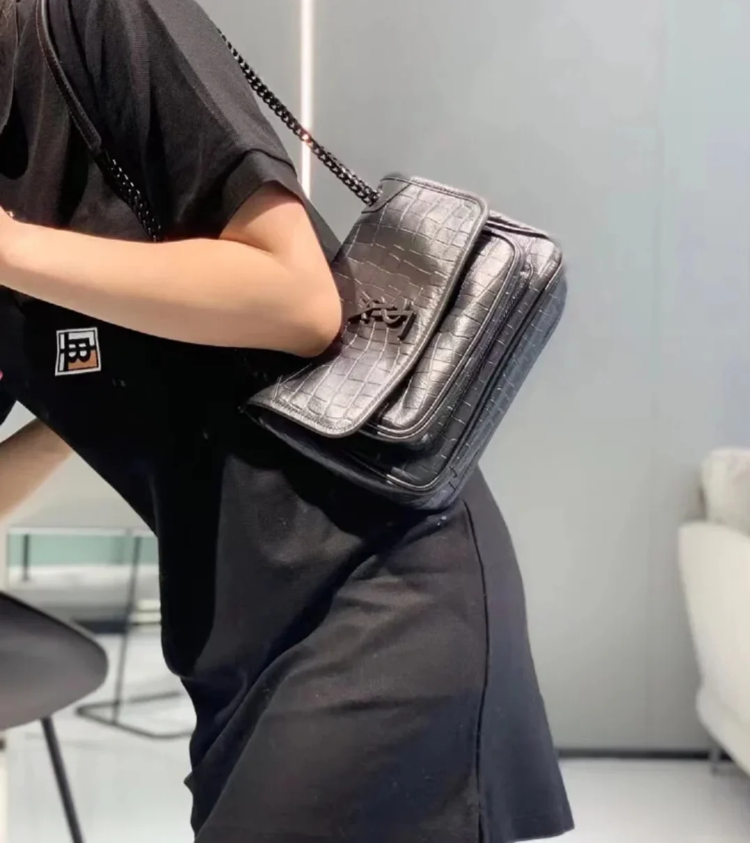 YSL Niki Baby 28 см, черная цепочка с крокодиловым принтом