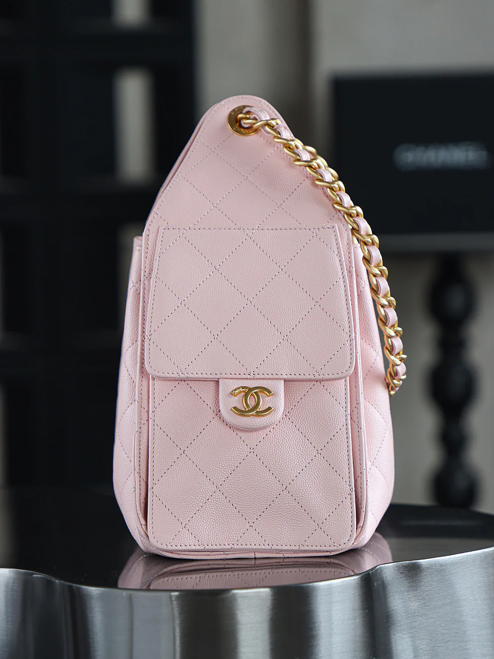 Сумка-хобо Chanel 25c Hippie, маленькая, розовая, с золотой пряжкой.