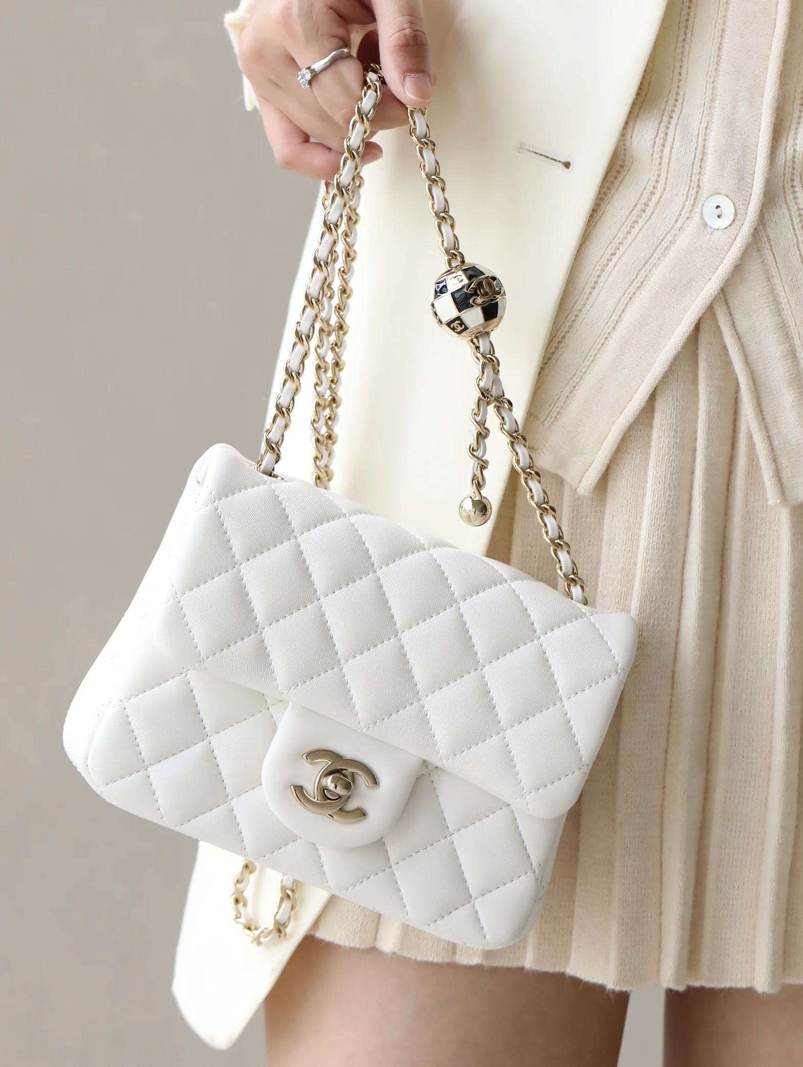 Новые поступления Chanel весна/лето 2023 - Футбольная серия - Сумка CF - Белая - Фотографии в действии