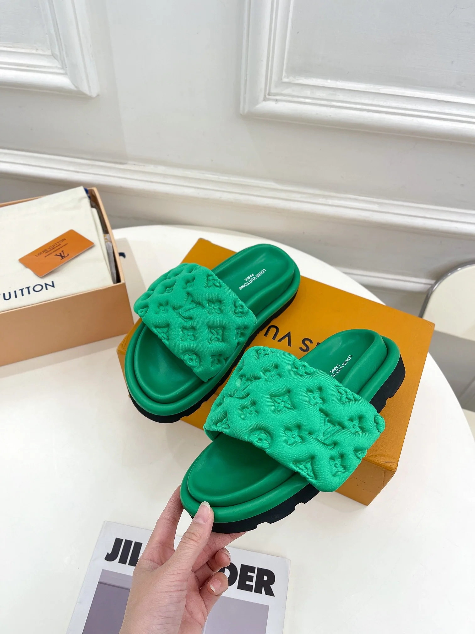 Новинка сезона весна/лето 2023 от LV - Тисненые тапочки - Зеленые