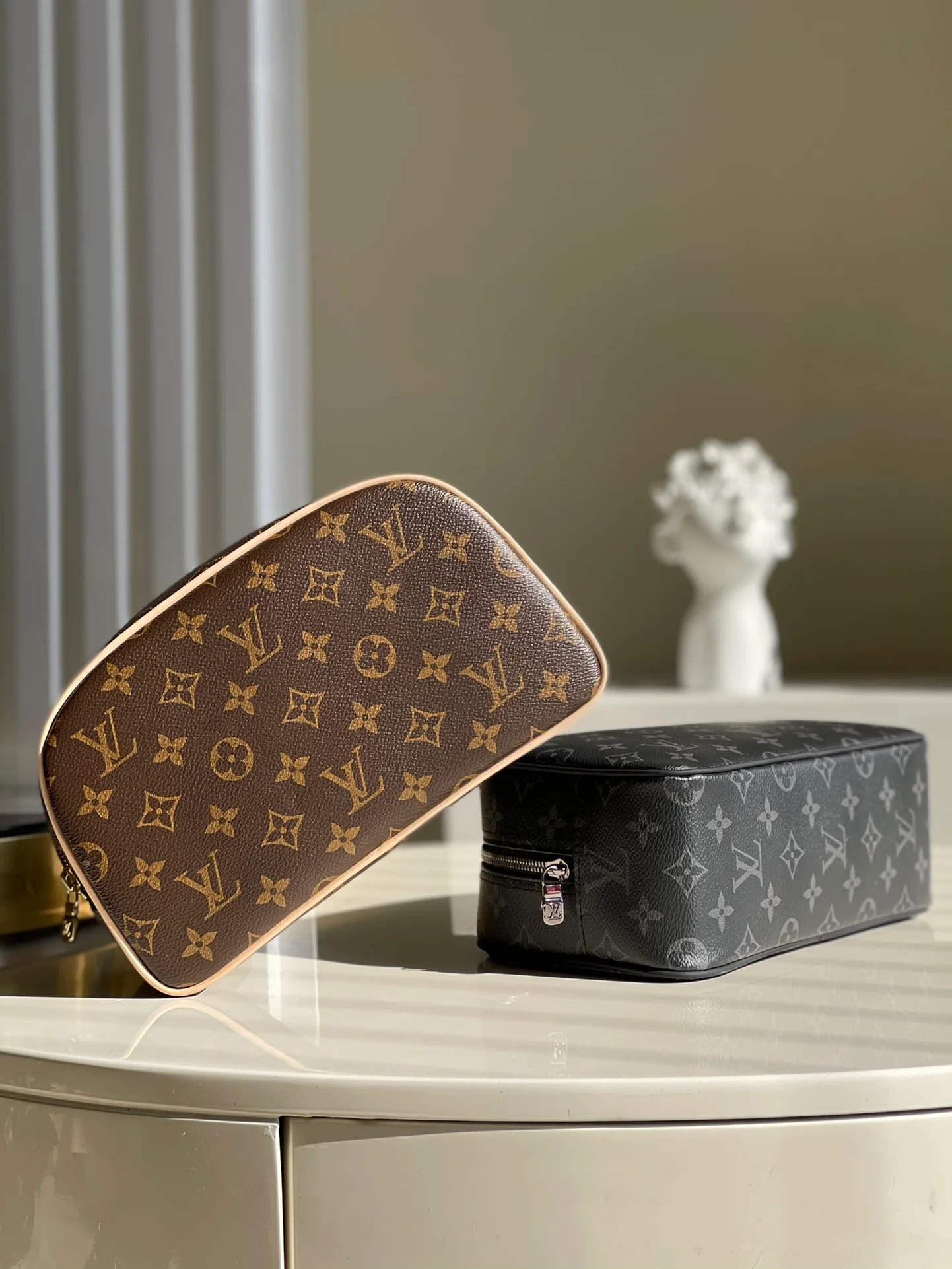 lv-m47527-damier canvas toiletry bag-clutch-1
