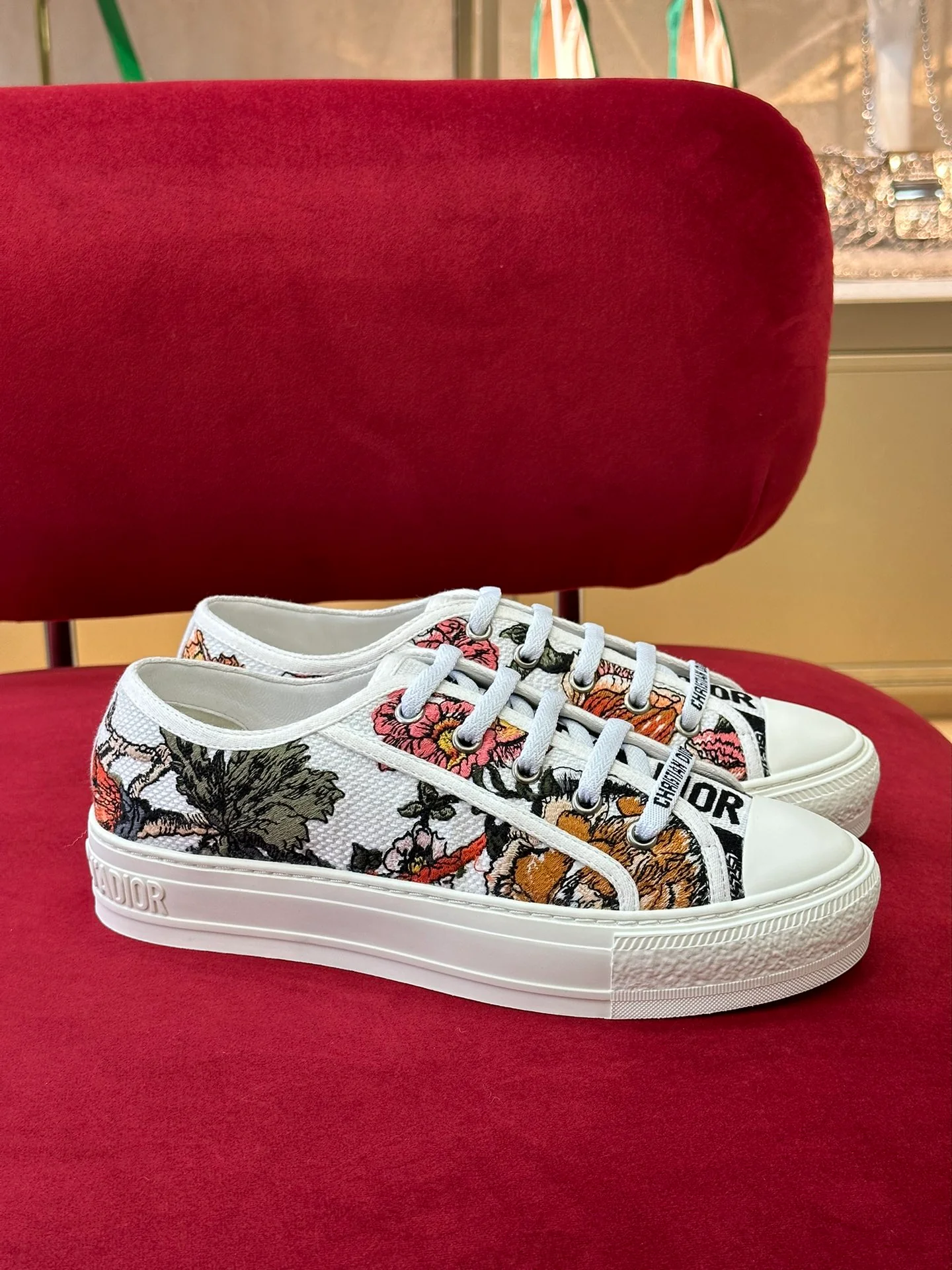 Коллекция Dior Весна/Лето 2023: Новые цвета - Кроссовки с вышивкой - Цветочный узор