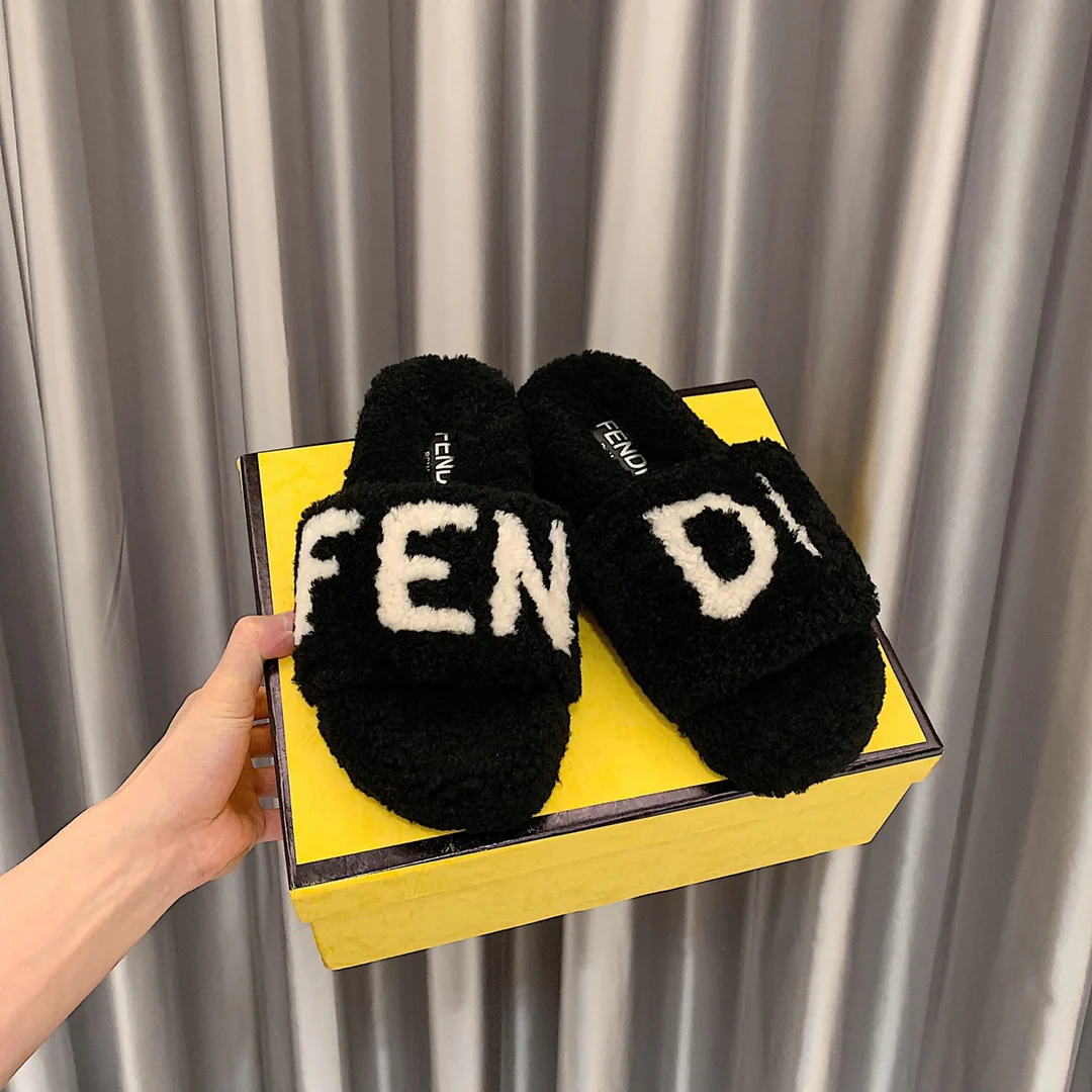 Fendi - Тапочки из овечьей шерсти - Черные с белой надписью