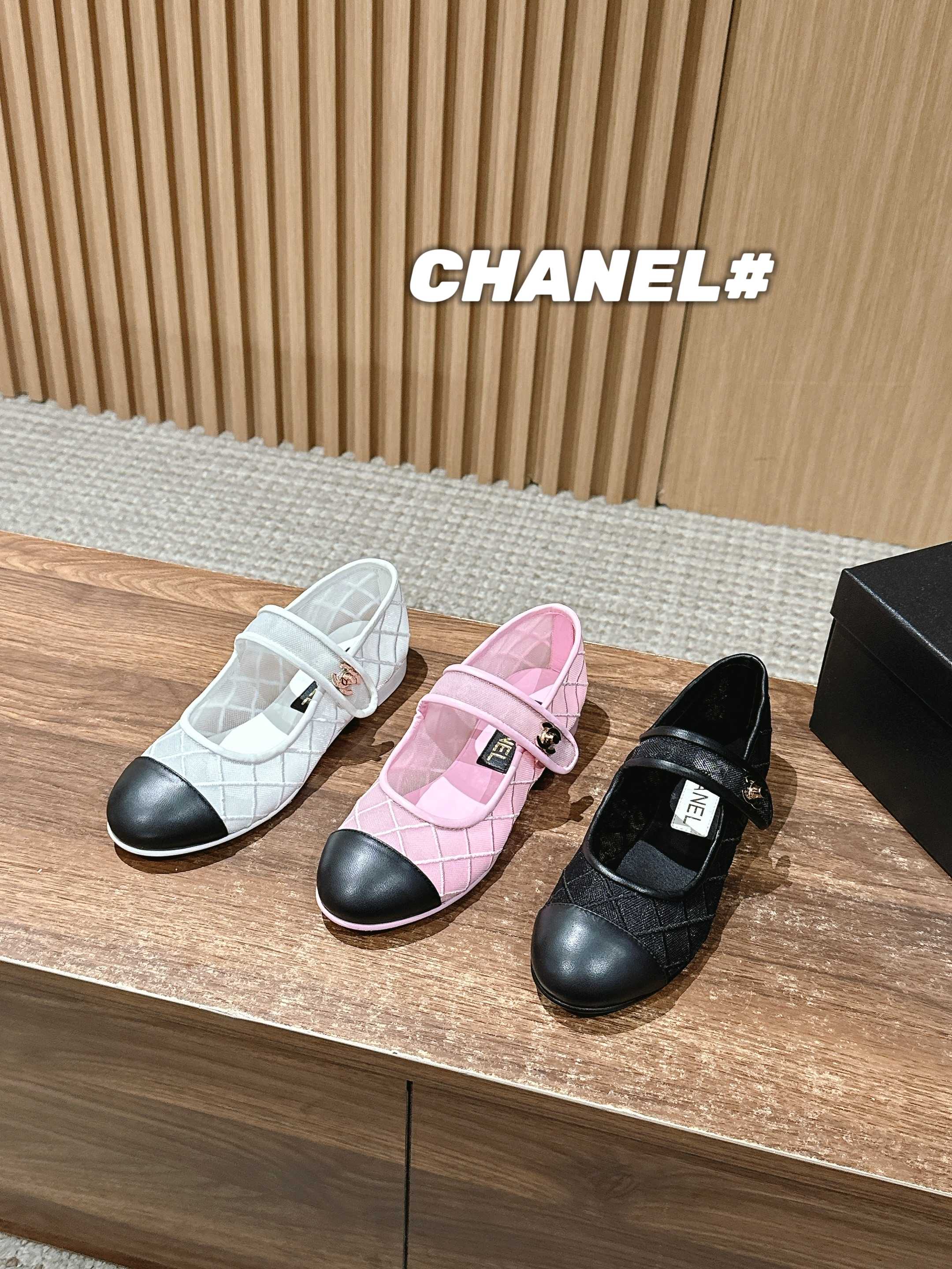Новинка сезона весна/лето 2025 от Chanel - сетчатые туфли Мэри Джейн - розовые