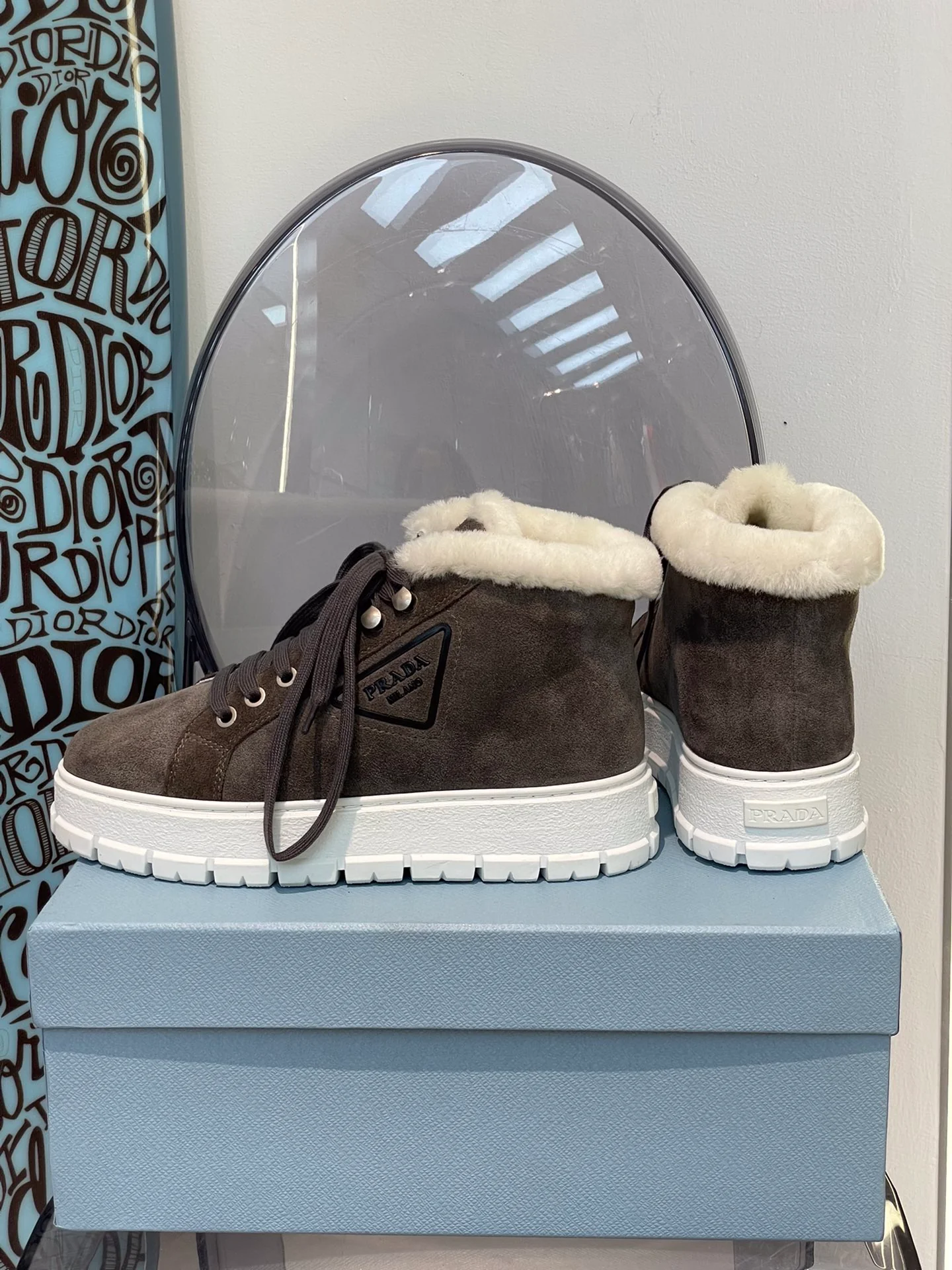 Новинка сезона осень/зима 2022 от Prada - Замшевые шерстяные кроссовки - Темно-зеленые