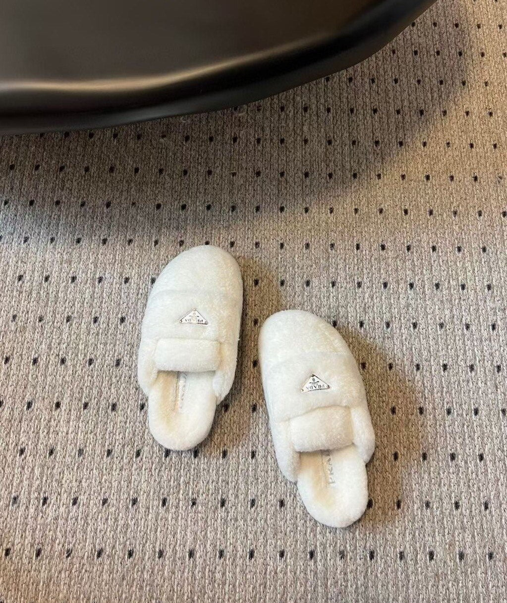 Новинка сезона осень/зима 2023 от Prada - Меховые тапочки с мягким носком - Белые