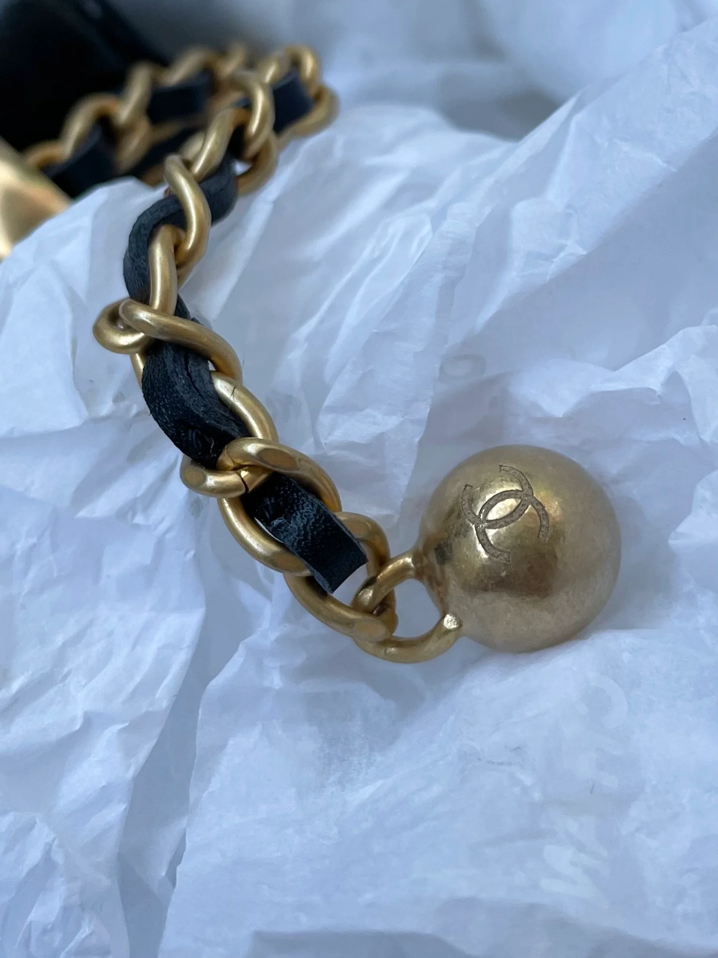 Кардхолдер Chanel с двойной золотой цепочкой и шариками — черный кожаный