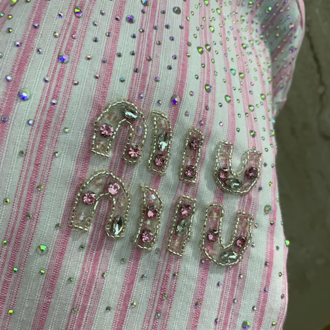 Miu Miu 2404 - Розовая рубашка с длинными рукавами, украшенная стразами, бусинами и надписью.