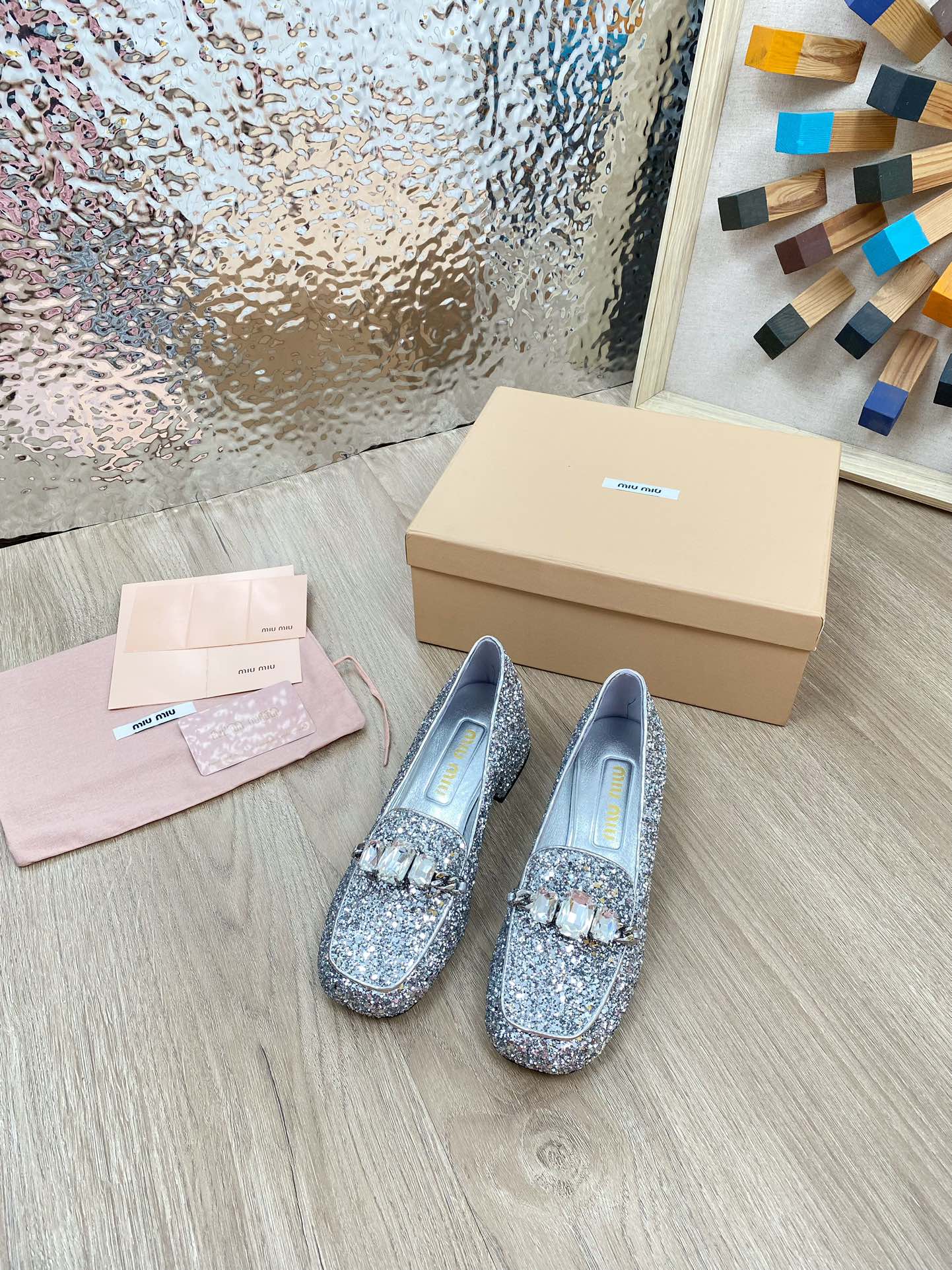 Новинка Miu Miu 2023 года - Лоферы Мэри Джейн с массивным каблуком и стразами - Квадратный носок