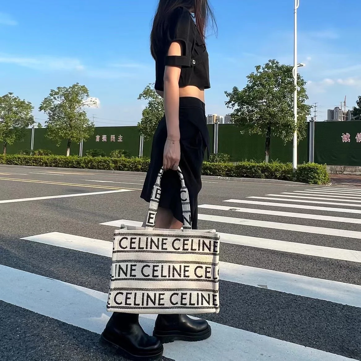 Сумка-шоппер Celine Cabas Thais с принтом - большая, белая и черная.