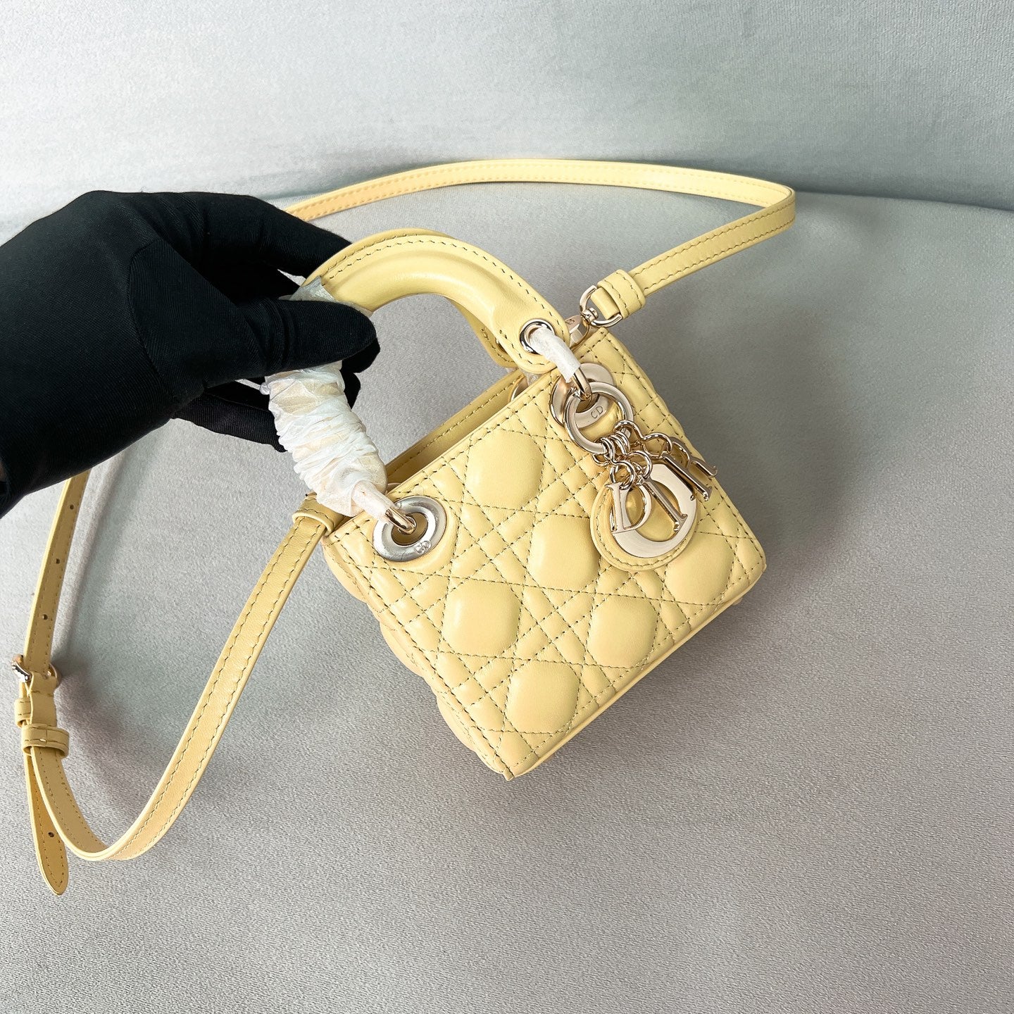 Миниатюрная сумка Dior Lady, бледно-желтая