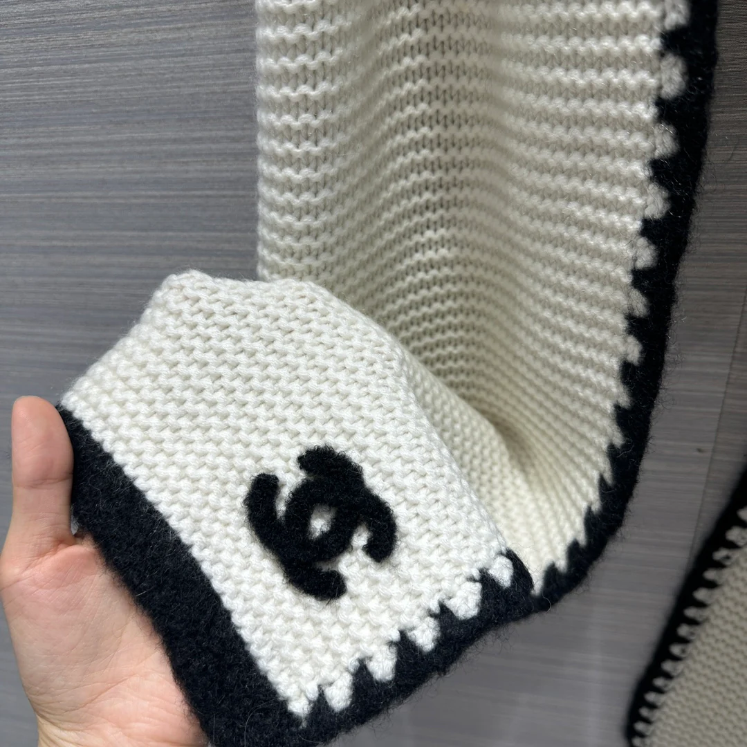 Новый шарф Chanel Double C с бахромой по краю, коллекция осень/зима 2023, белый.