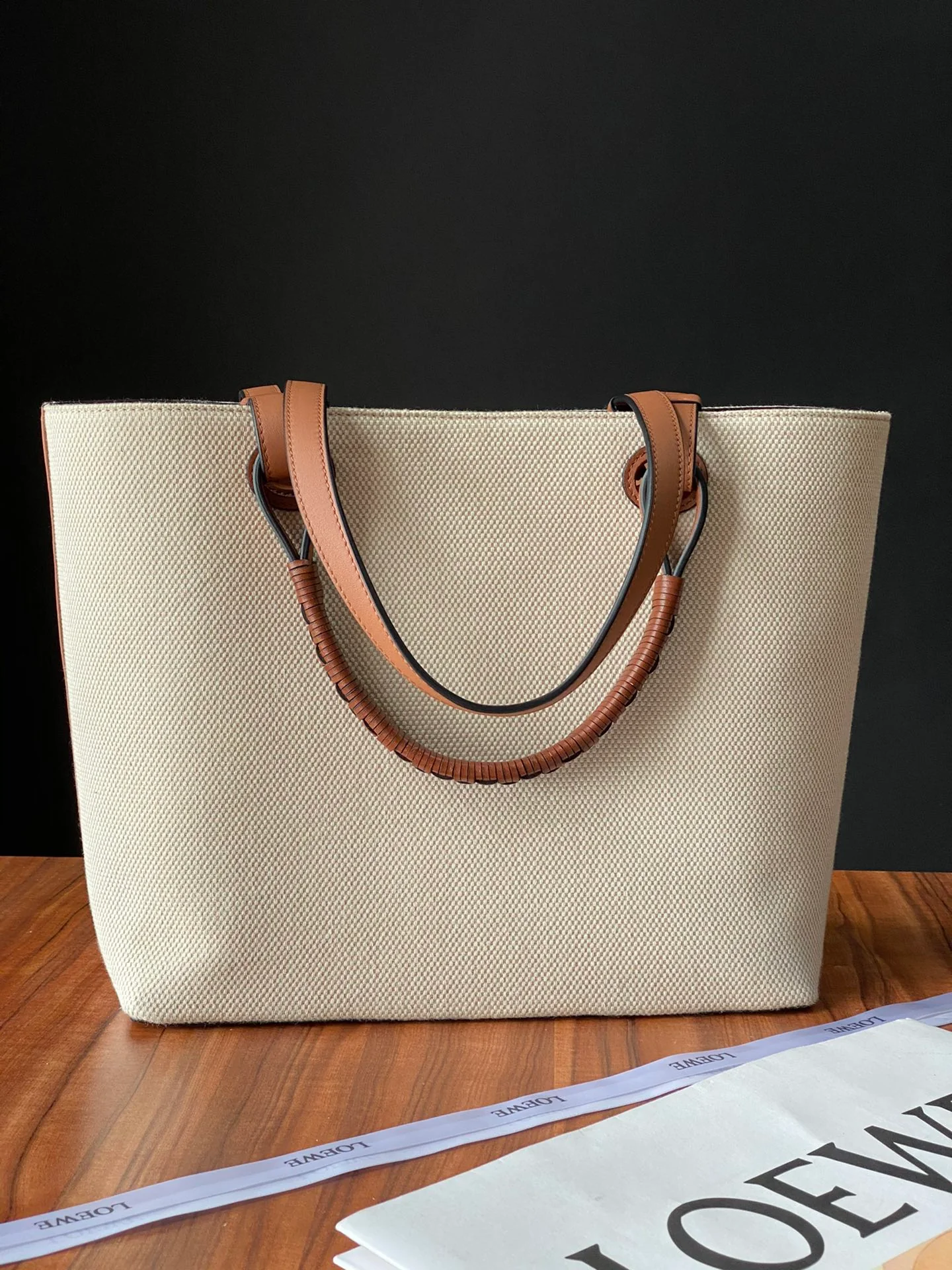 Сумка-тоут Loewe с вышивкой в ??виде анаграммы