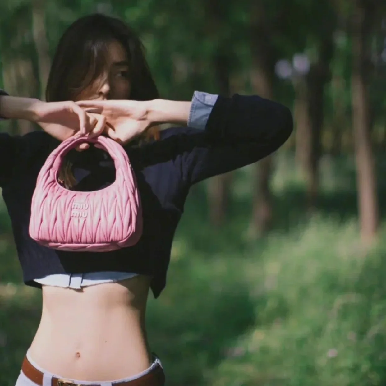 Сумка Miu Miu Wander — подборка фотографий, демонстрирующих людей, носящих её.