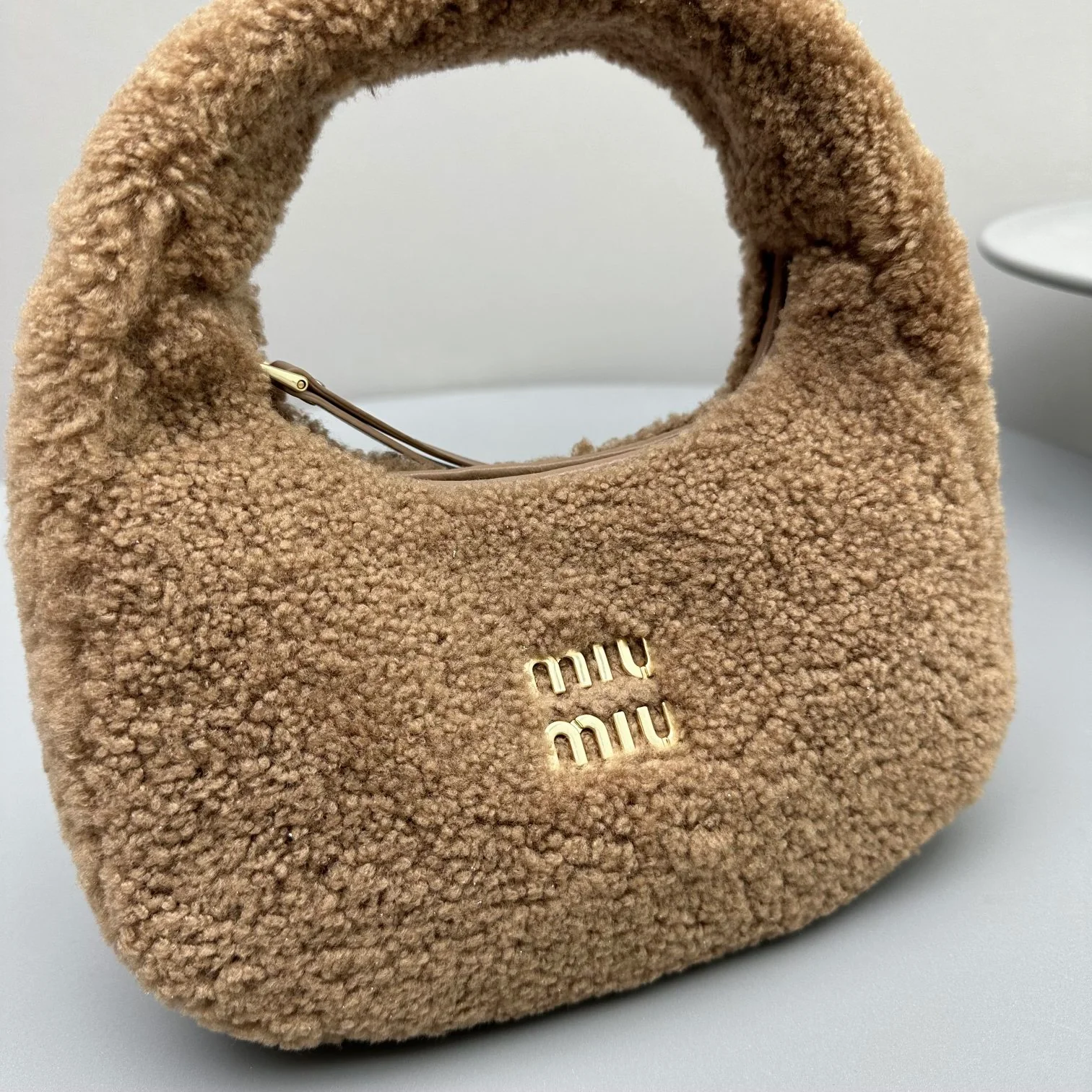 Сумка Miu Miu Wander, маленькая, коричневая, из овечьей шерсти.