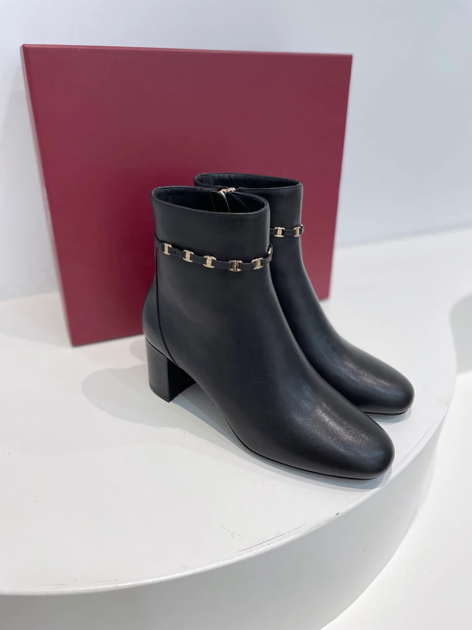 Ботильоны Salvatore Ferragamo Осень/Зима 2022 - Vara Chain с круглым носком, массивным каблуком и застежкой-молнией