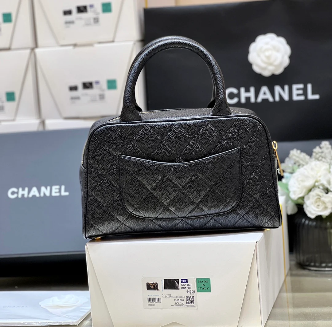 Винтажная сумка-боулинг Chanel из икорной кожи — в стиле Дженни.