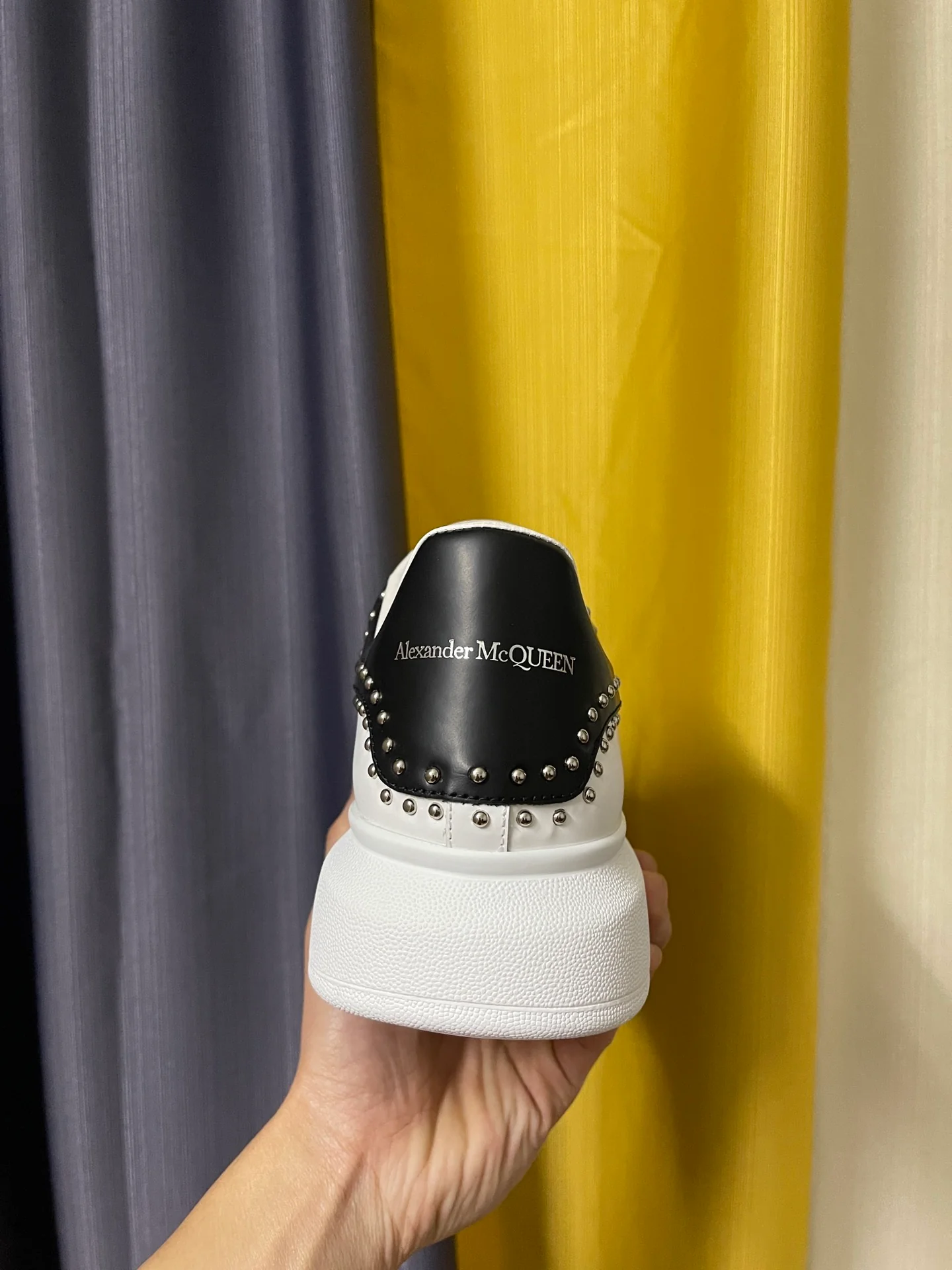 Классические белые кроссовки McQueen - унисекс - черная кожа на каблуке - круглые заклепки