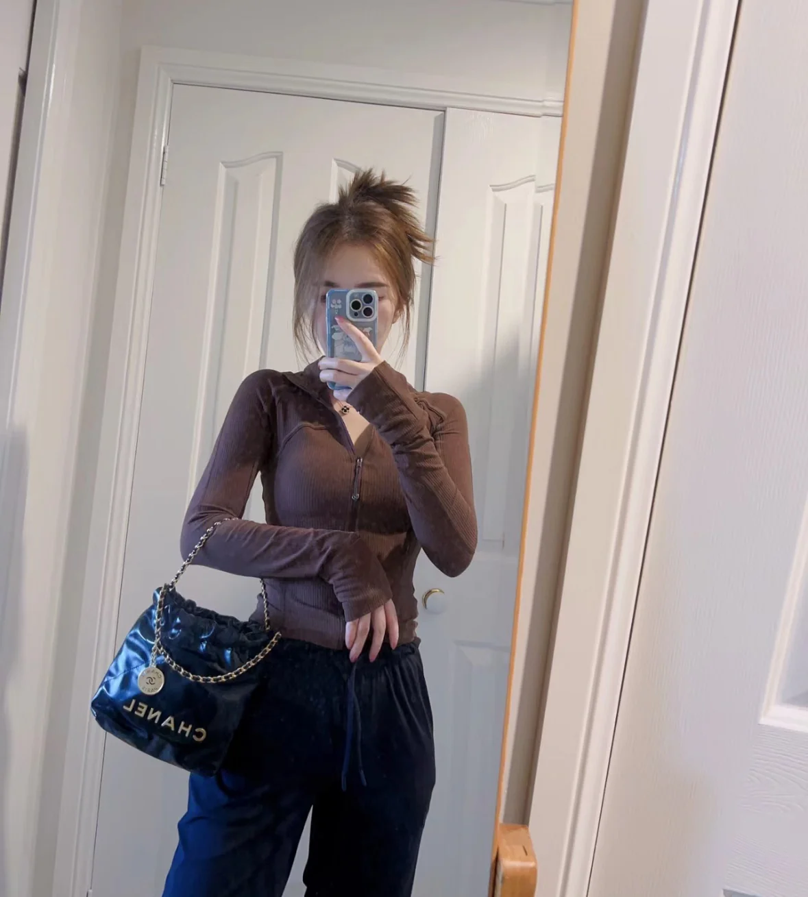 Сумка Chanel No. 22 — черная с золотой цепочкой — черная