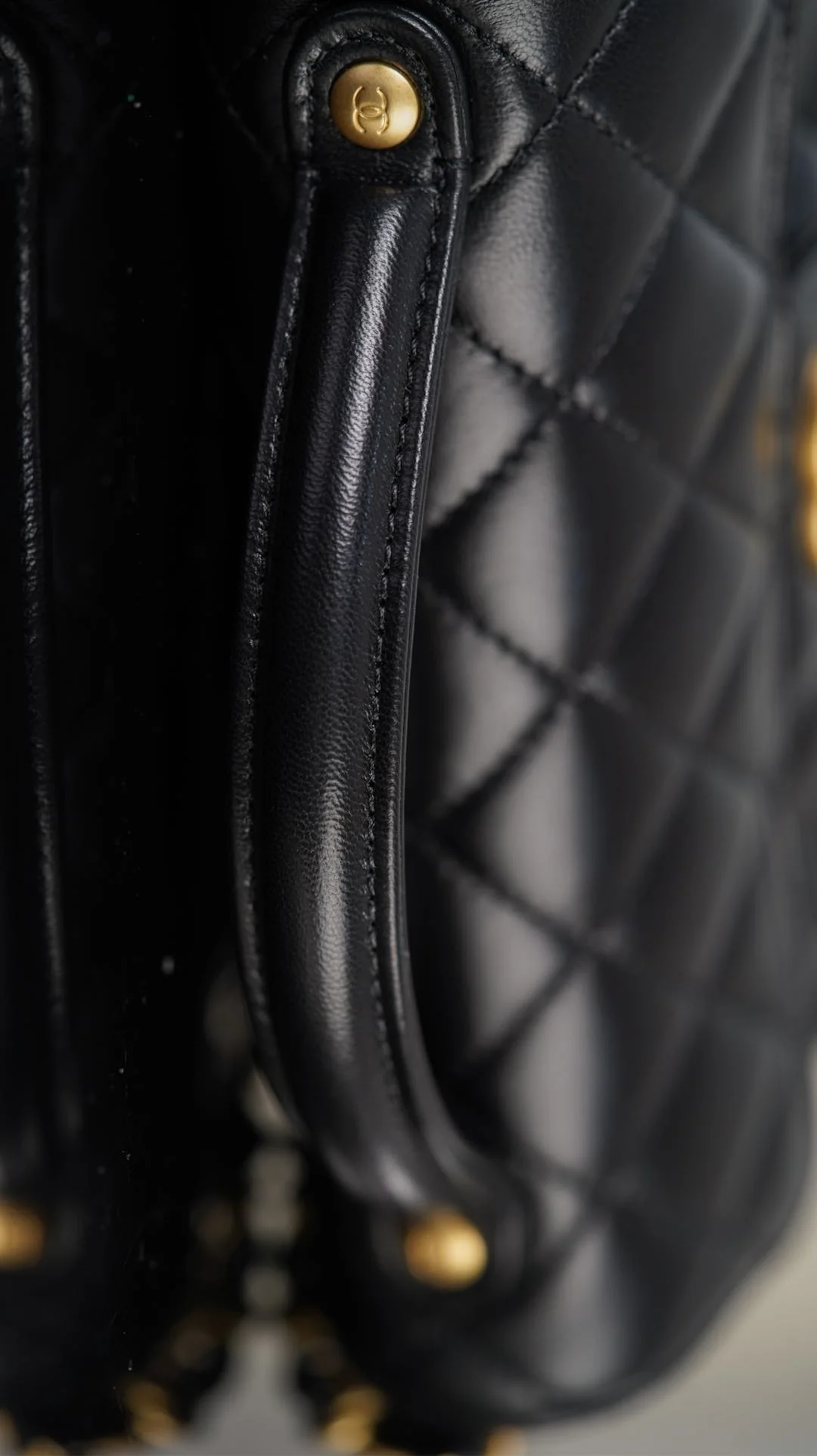 Chanel 25p - Сумка с горизонтальной ручкой и клапаном - Черно-золотая