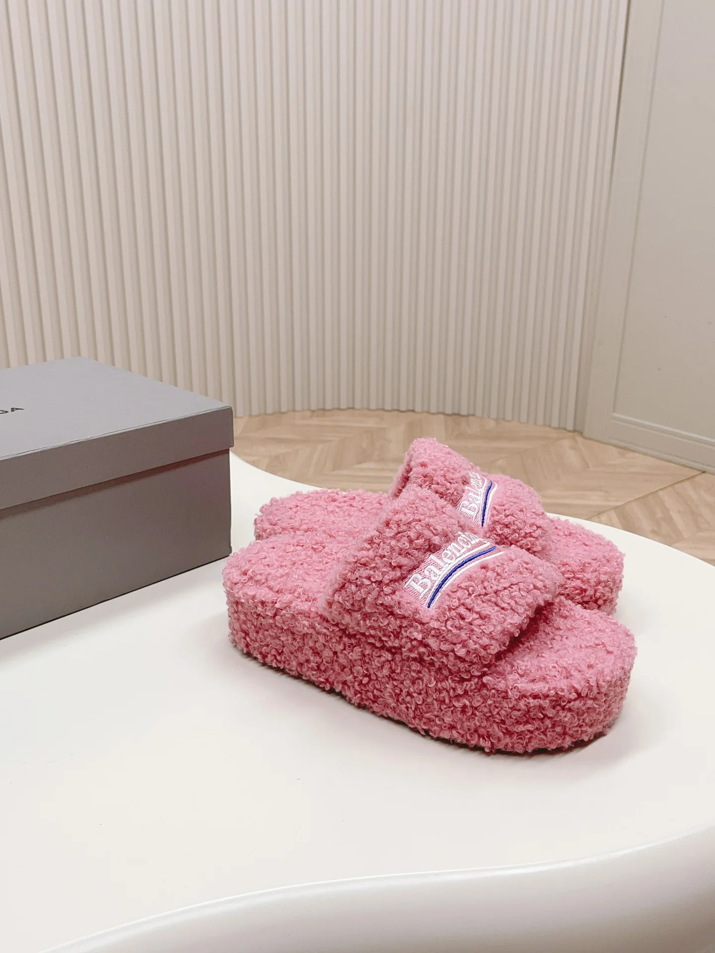 Новинка Balenciaga 2023 года - Меховые тапочки на платформе - Серые - 1