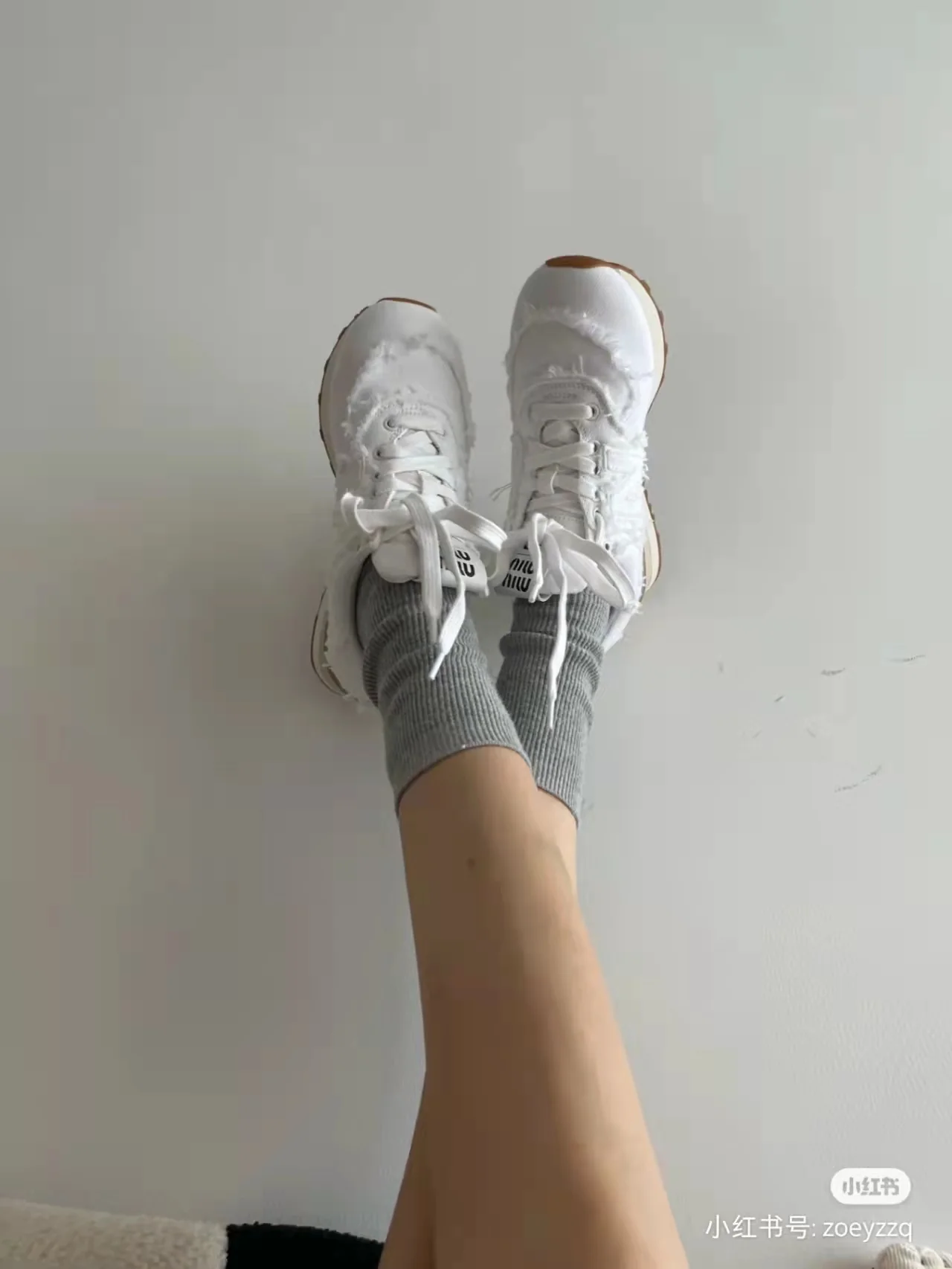 Повседневная обувь и кроссовки, созданные в сотрудничестве с Miu Miu.