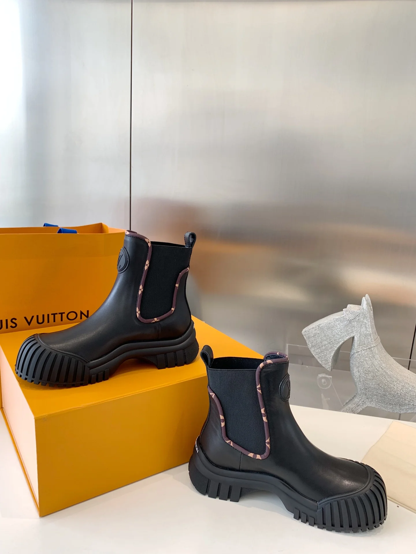 LV - Новинка сезона осень/зима 2022 - Ботильоны Ruby - Черные - 1