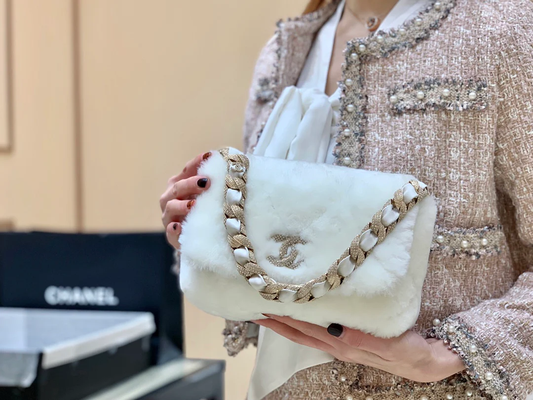 Сумка Chanel из овчины с бриллиантовой цепочкой