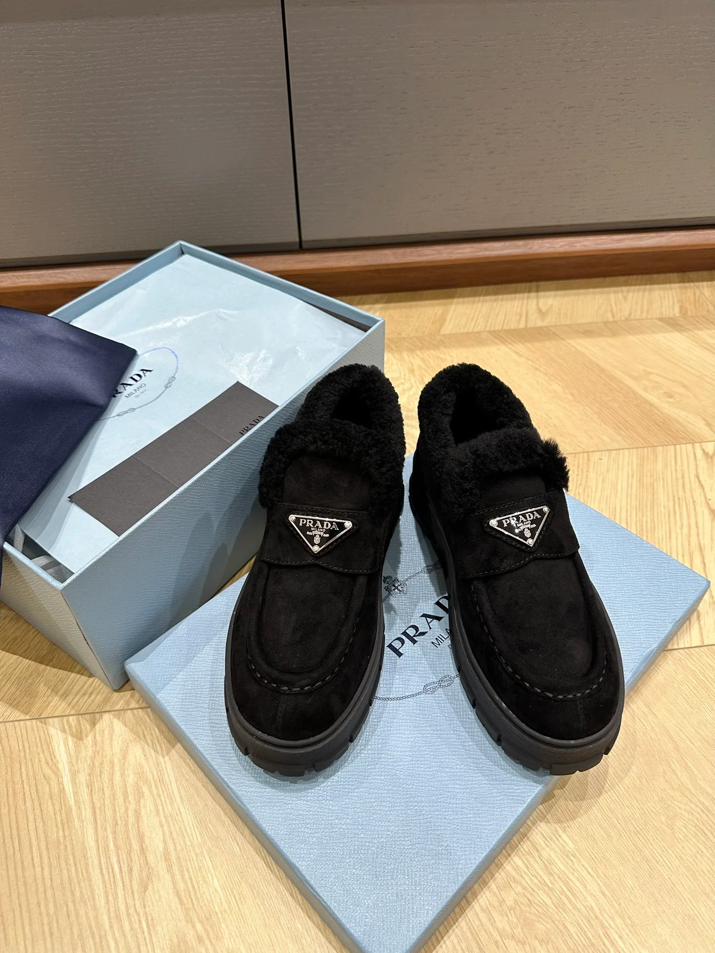 Prada - Замшевые шерстяные лоферы - Черные