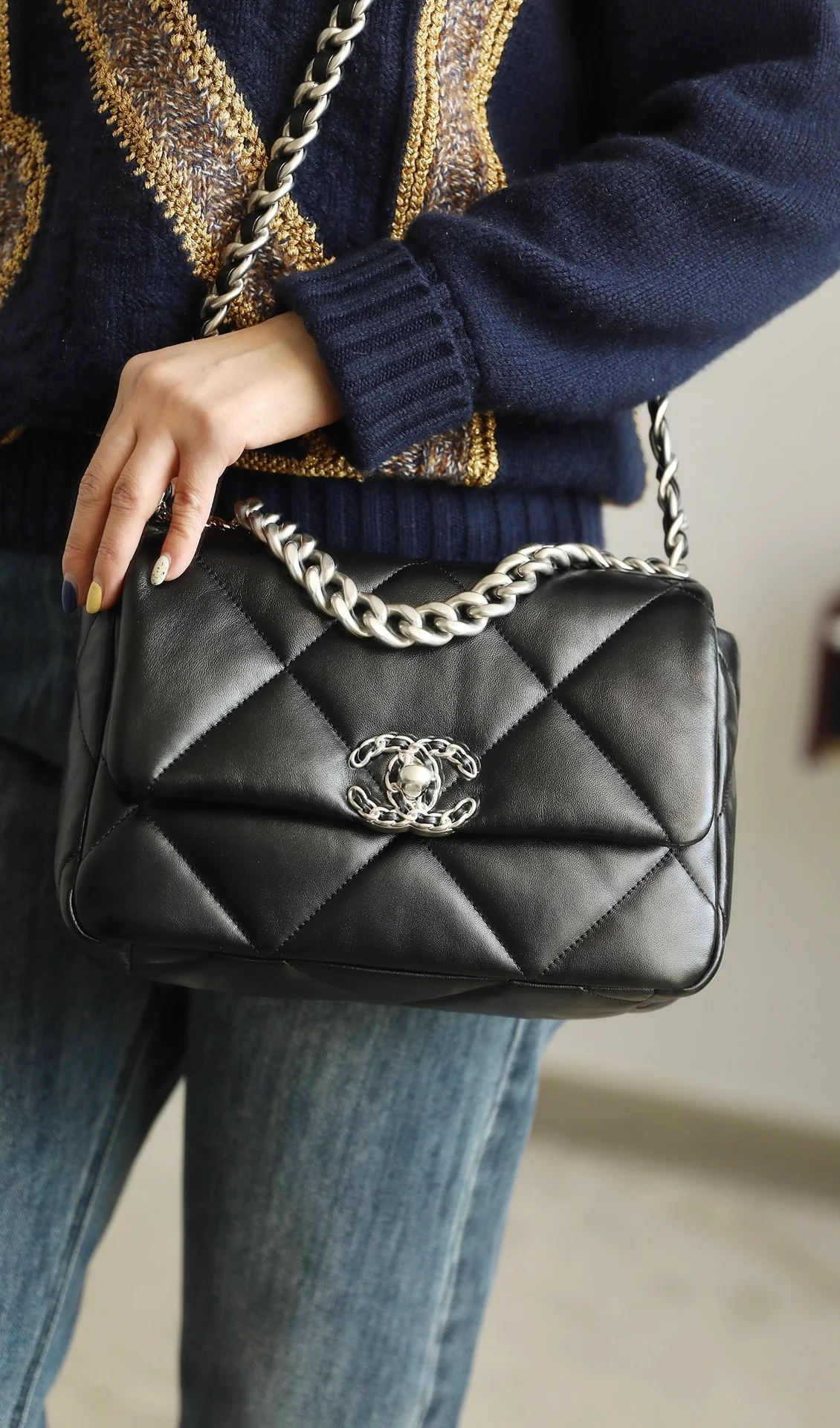 Коллекция Chanel ?Ранняя весна 2022? — сумка № 19 — черная с серебристой фурнитурой — маленькая.