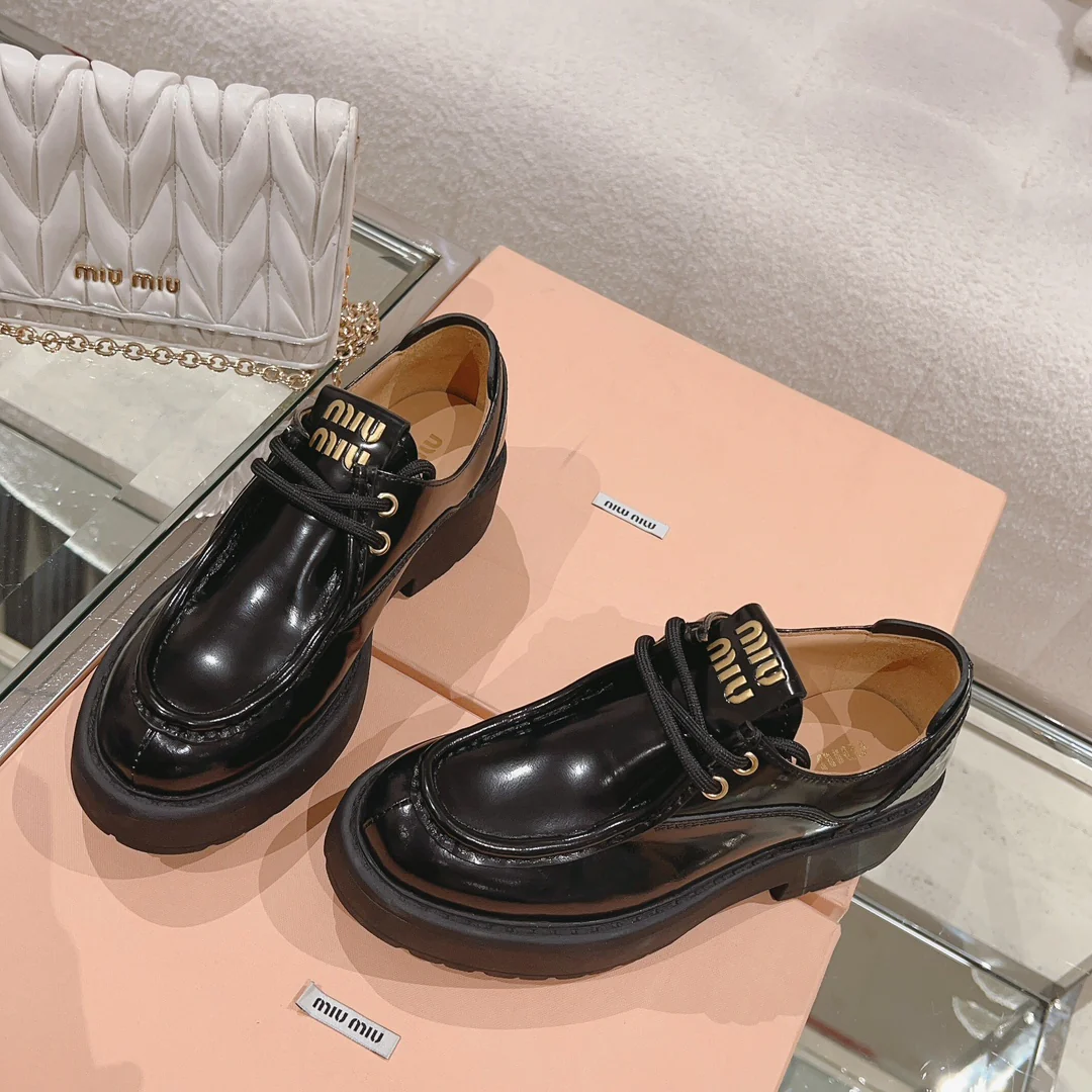 Новинка сезона осень/зима 2023 от Miu Miu - Лоферы на шнуровке и платформе - Черные