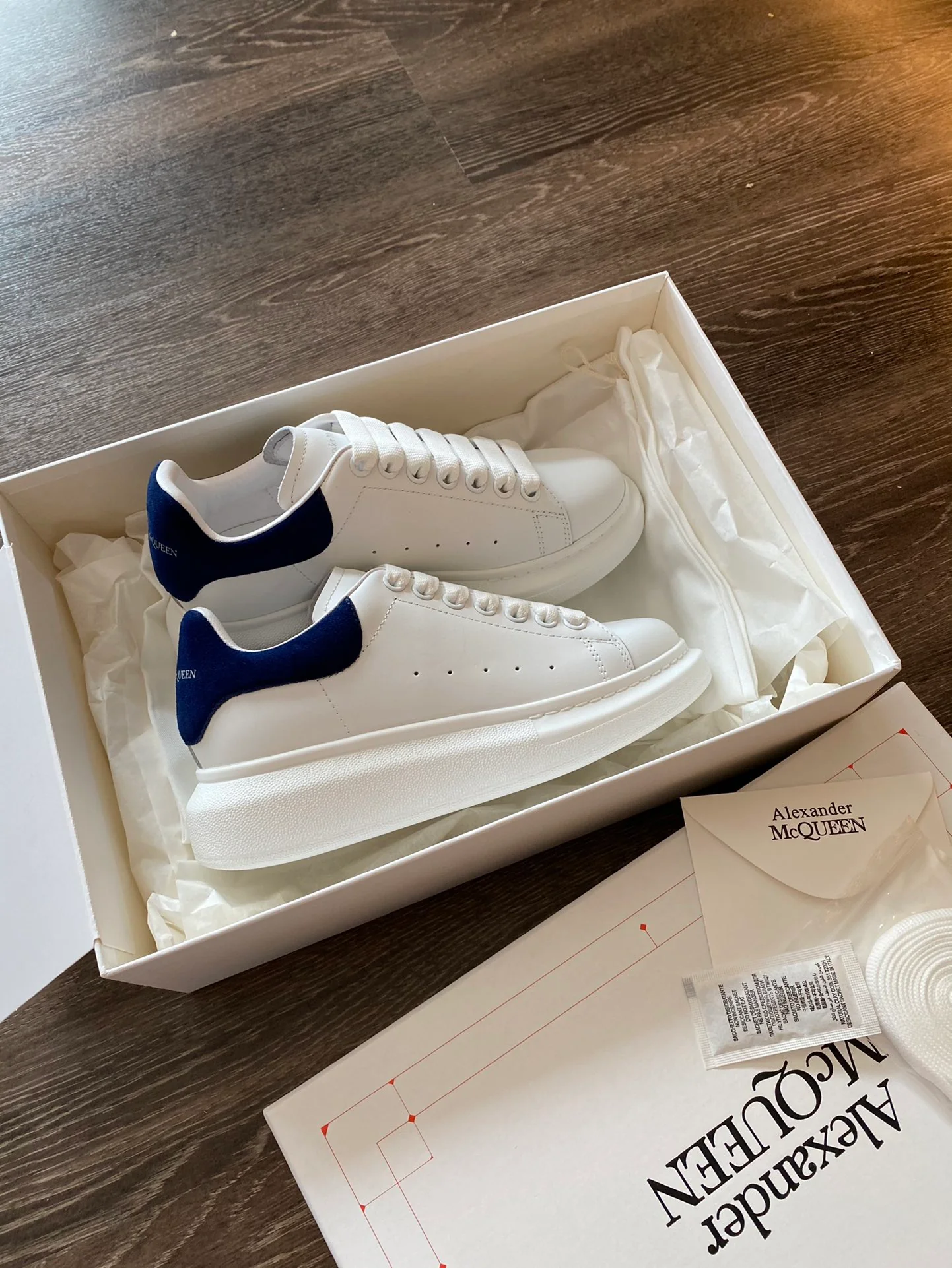 Классические белые кроссовки McQueen с замшевой подошвой и темно-синим каблуком