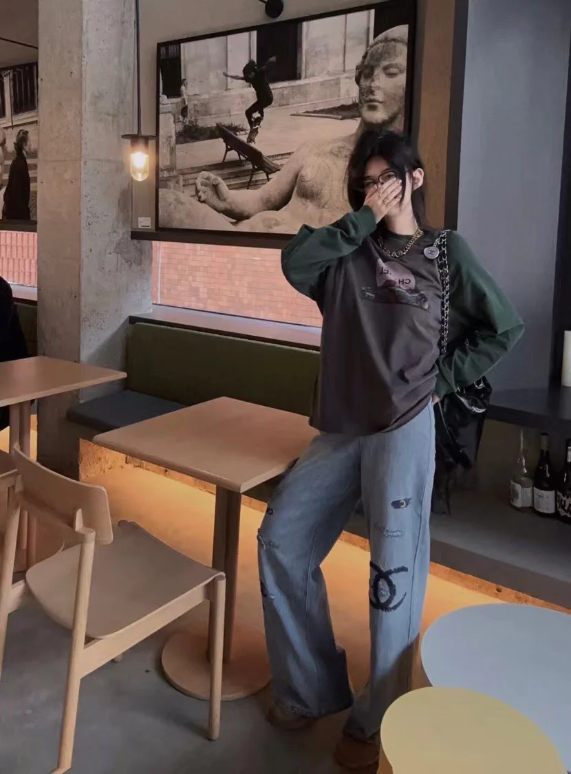 Футболка в стиле Chanel - 2403 - Свободная футболка с длинными рукавами и контрастными цветовыми блоками, с бархатистой отделкой.