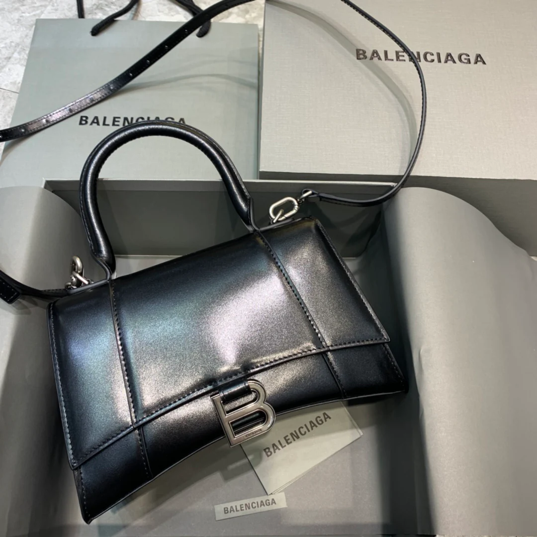 Сумка Balenciaga Hourglass - черная, из гладкой кожи.