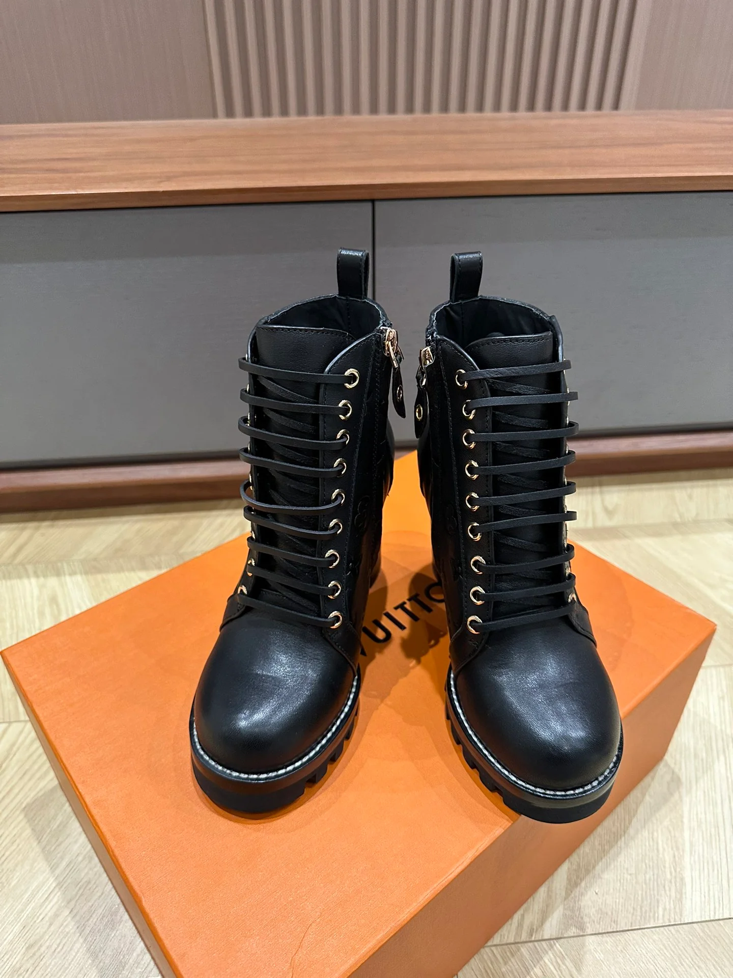 LV-2024 - Ботильоны на высоком каблуке - Черные