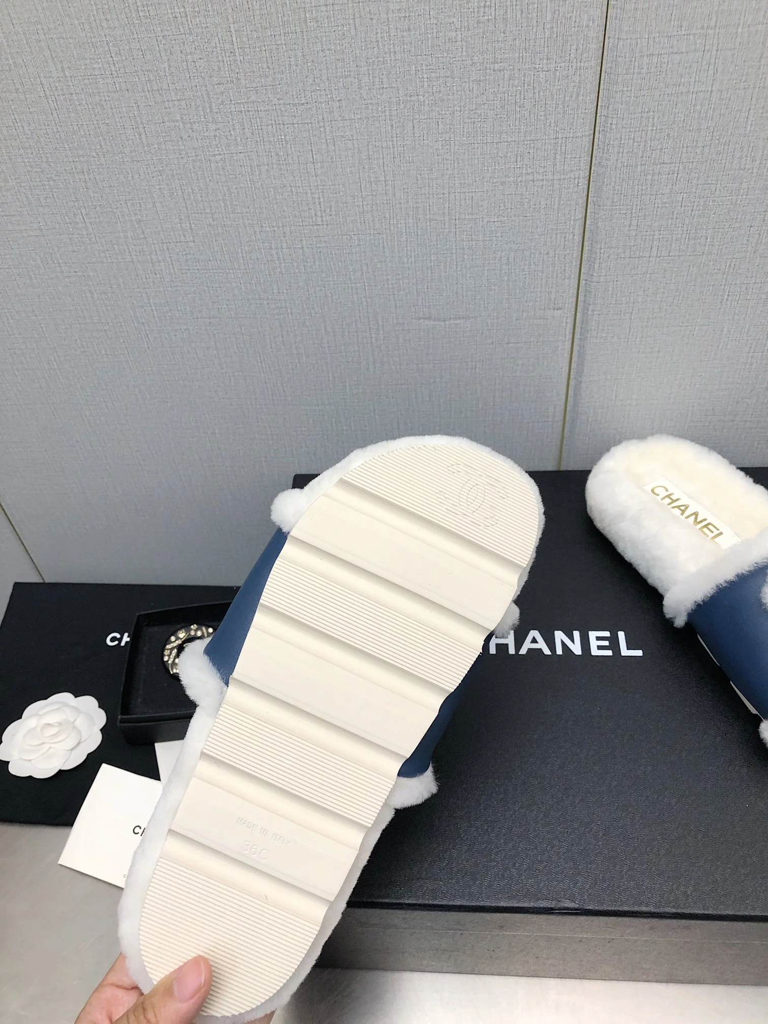 Новинка сезона осень/зима 2023 от Chanel - шерстяные тапочки в клетку - кожаные, синие.