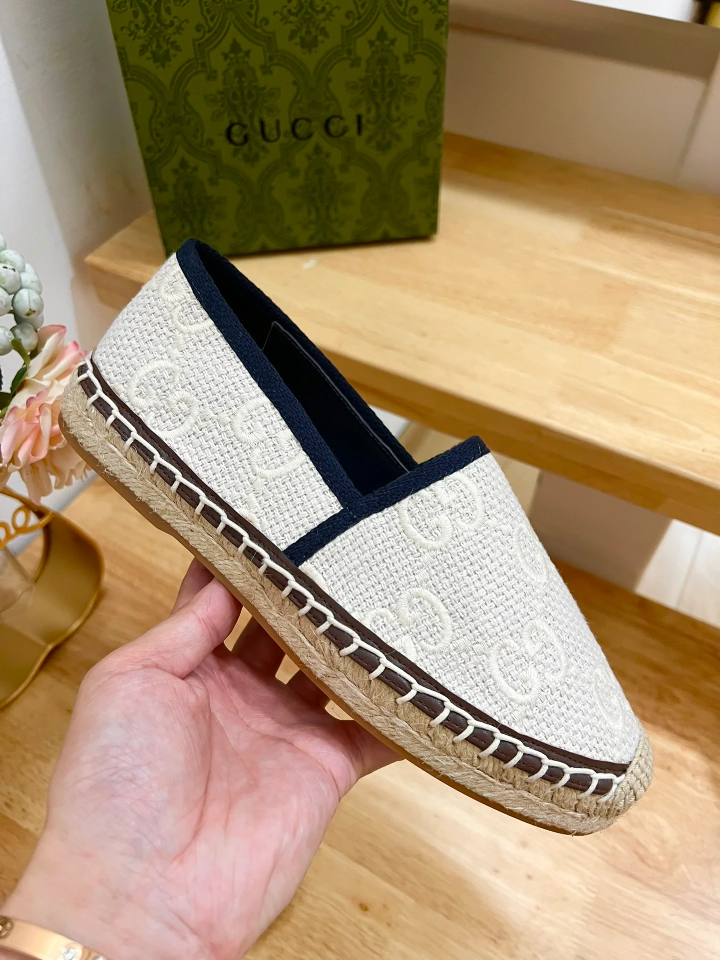 Новинка весны 2023 года от Gucci - балетки из льняной парусины с ремешком.